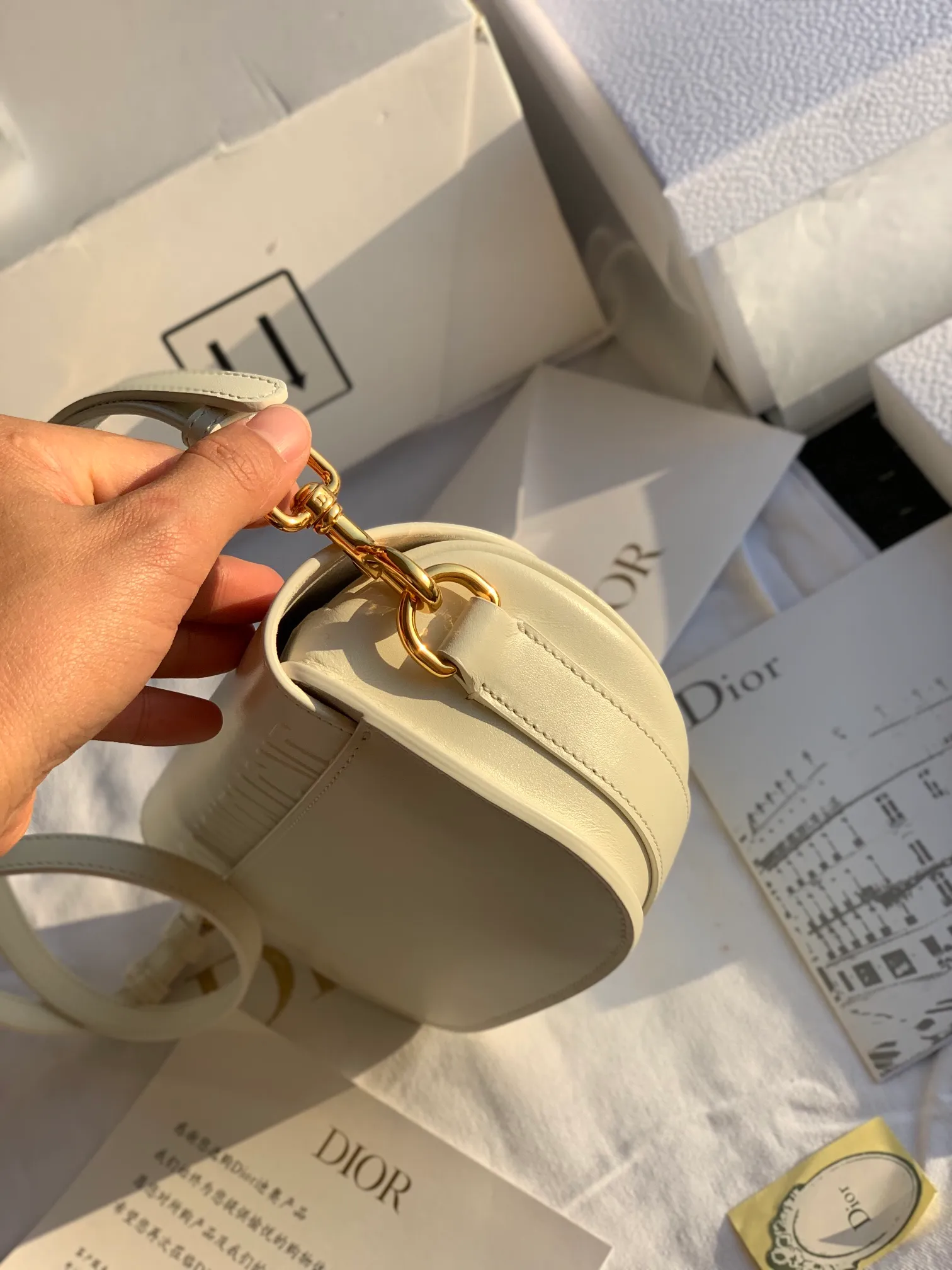 Top upgraded version 💰1560 Size: 22 x 13 x 5 CM milky white bobby underarm bag! Products from overseas channels, original raw materials, great texture! This Dior Bobby East-West crescent handbag is a new item this season. It is carefully made of milky white smooth cow leather. The suede lining adds a soft texture. I love it from the bag shape to the leather texture. The shoulder strap is detachable and can easily be used as a multi-purpose bag. It can be used as a shoulder bag, a cross-body bag, or a clutch bag. It is versatile with the concave shape. The style is as simple and high-end as ever, and it is simply a must-have for exquisite and elegant women!