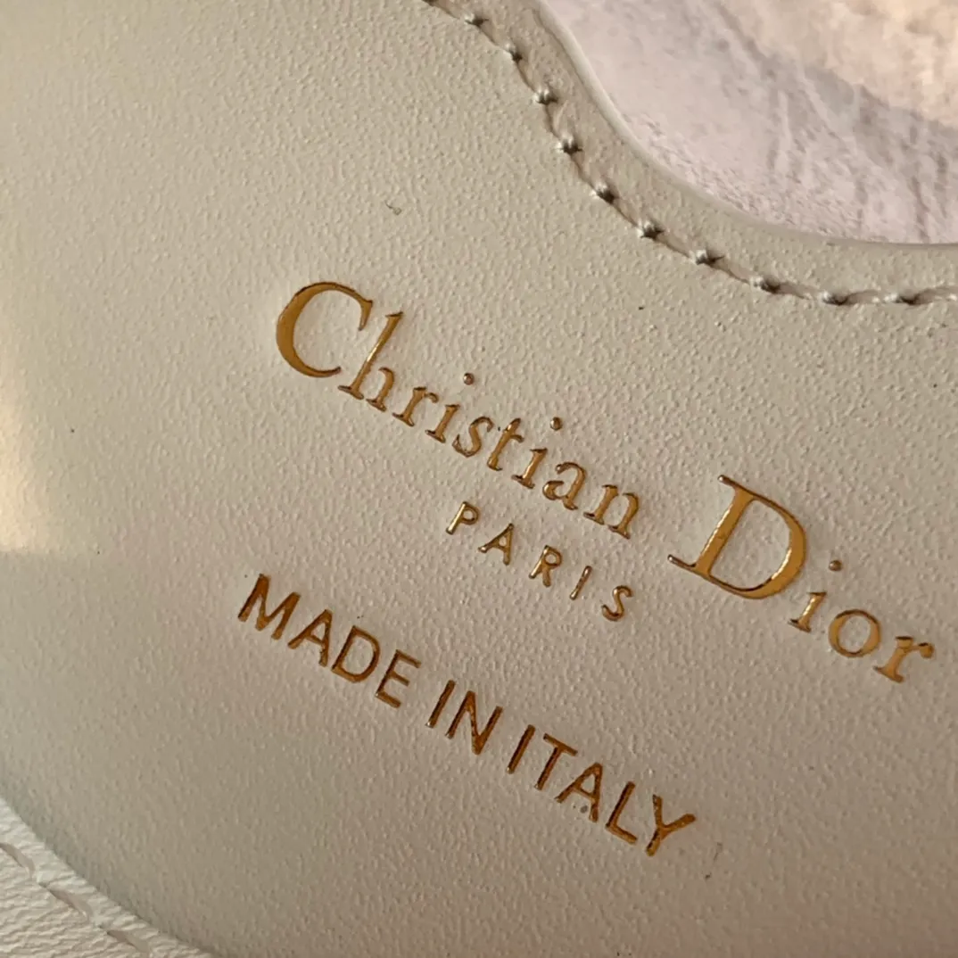 Top upgraded version 💰1560 Size: 22 x 13 x 5 CM milky white bobby underarm bag! Products from overseas channels, original raw materials, great texture! This Dior Bobby East-West crescent handbag is a new item this season. It is carefully made of milky white smooth cow leather. The suede lining adds a soft texture. I love it from the bag shape to the leather texture. The shoulder strap is detachable and can easily be used as a multi-purpose bag. It can be used as a shoulder bag, a cross-body bag, or a clutch bag. It is versatile with the concave shape. The style is as simple and high-end as ever, and it is simply a must-have for exquisite and elegant women!