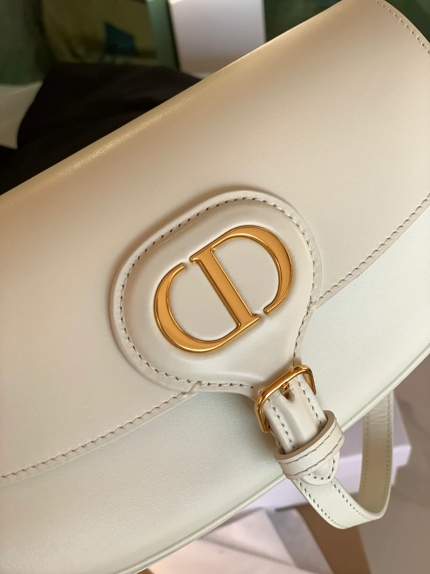 Top upgraded version 💰1560 Size: 22 x 13 x 5 CM milky white bobby underarm bag! Products from overseas channels, original raw materials, great texture! This Dior Bobby East-West crescent handbag is a new item this season. It is carefully made of milky white smooth cow leather. The suede lining adds a soft texture. I love it from the bag shape to the leather texture. The shoulder strap is detachable and can easily be used as a multi-purpose bag. It can be used as a shoulder bag, a cross-body bag, or a clutch bag. It is versatile with the concave shape. The style is as simple and high-end as ever, and it is simply a must-have for exquisite and elegant women!