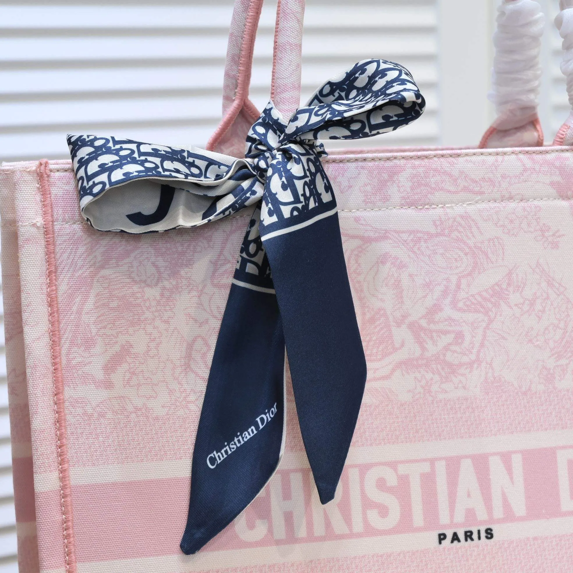 💰360￥With silk scarf, large size🔥 embroidered edge🔜Dior new shopping bag at Dior counter! Counters are updated simultaneously! Limited edition of the same style as the stars! Super stylish! Imported fabric👍high-end quality! You can go in and out of the counters at will without any pressure! The first choice for going out with super large capacity👍 Model: 8033 Size: 41*14*32cm