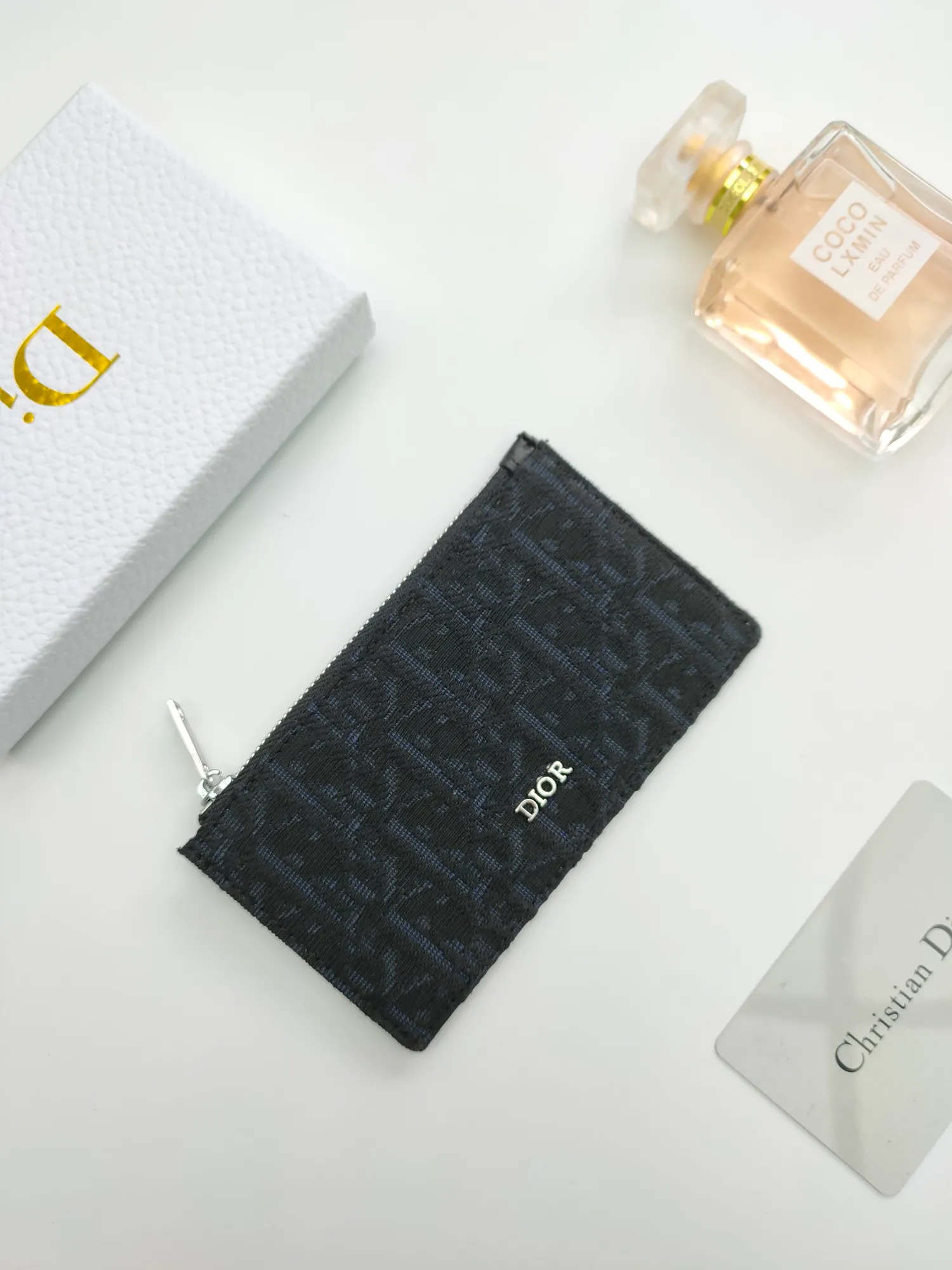 ￥120💰 The Dior zipper card holder is carefully made of Oblique printed fabric👏🏻 Decorated with black grained cow leather and "DIOR" logo🌺 There is a zipper compartment on the top and four card slots on the back. Style number: 250 Size: 13.2*7.5cm