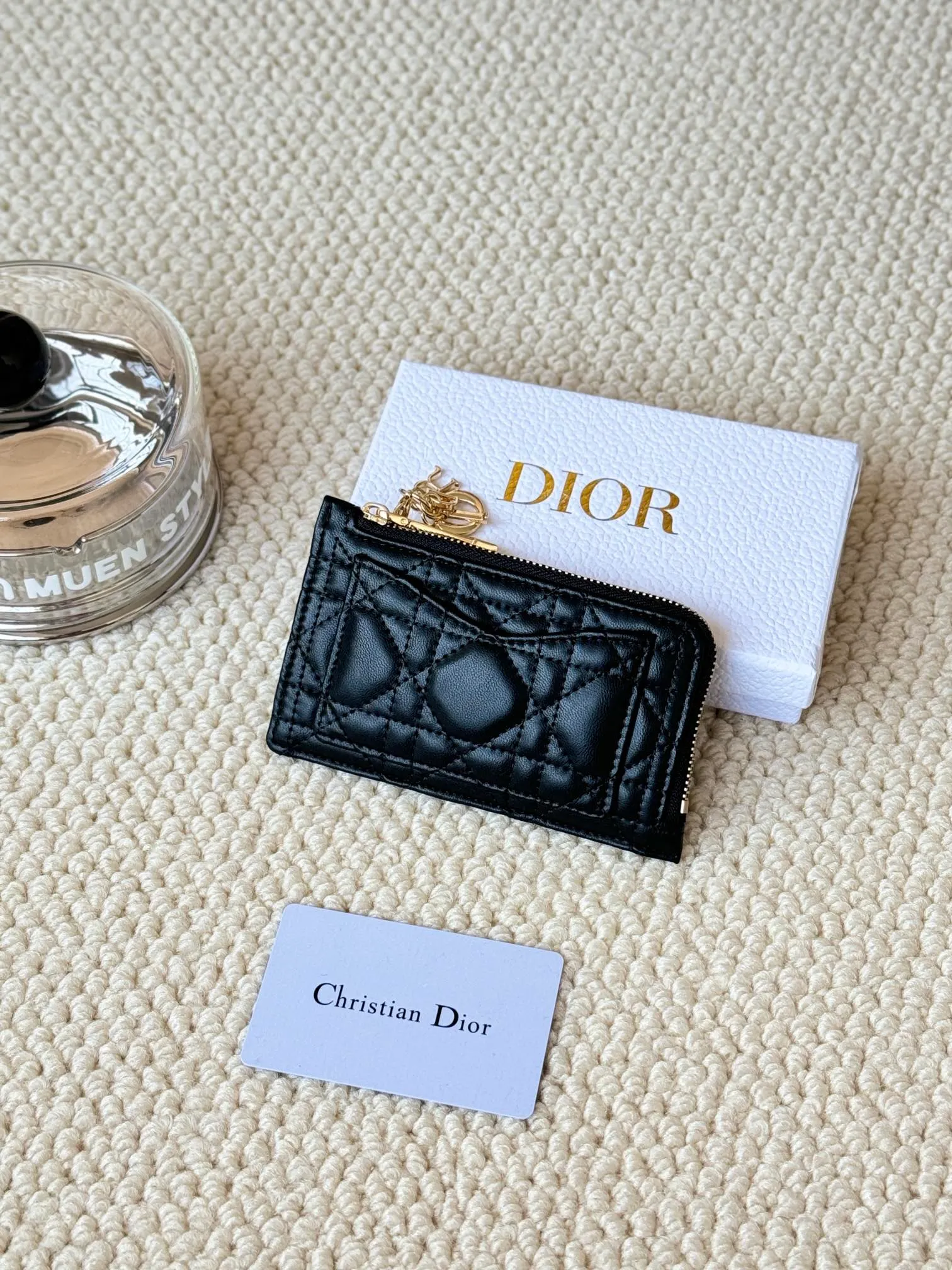 💰150Lady Dior card holder. Sand color wallet bought to fit into a waste bag. L-shaped opening, seven-zipper card holder. No.: S0965. There are too many front patch pockets to hold cards. The banknotes need to be folded at 40% off. It can hold 30% off but it has a zipper. The size is 13.5*8.5*1.5 cm. The Dior card holder meets my various needs. Compared with other styles, it is thin, compact and has a large capacity. There is no conspicuous big LOGO, it will not scratch when placed in the bag, and it is relatively low-key and classic. There is a special place for access control cards, so you don’t need to mix them with bank cards. When I used to swipe access control cards, I couldn’t swipe them because there were too many cards, so I had to take out the access control cards separately. There is a zipper, so you don't have to worry about putting important things out, and the zipper is half-open, so it's more convenient to put things in and take things out than having only one side.
