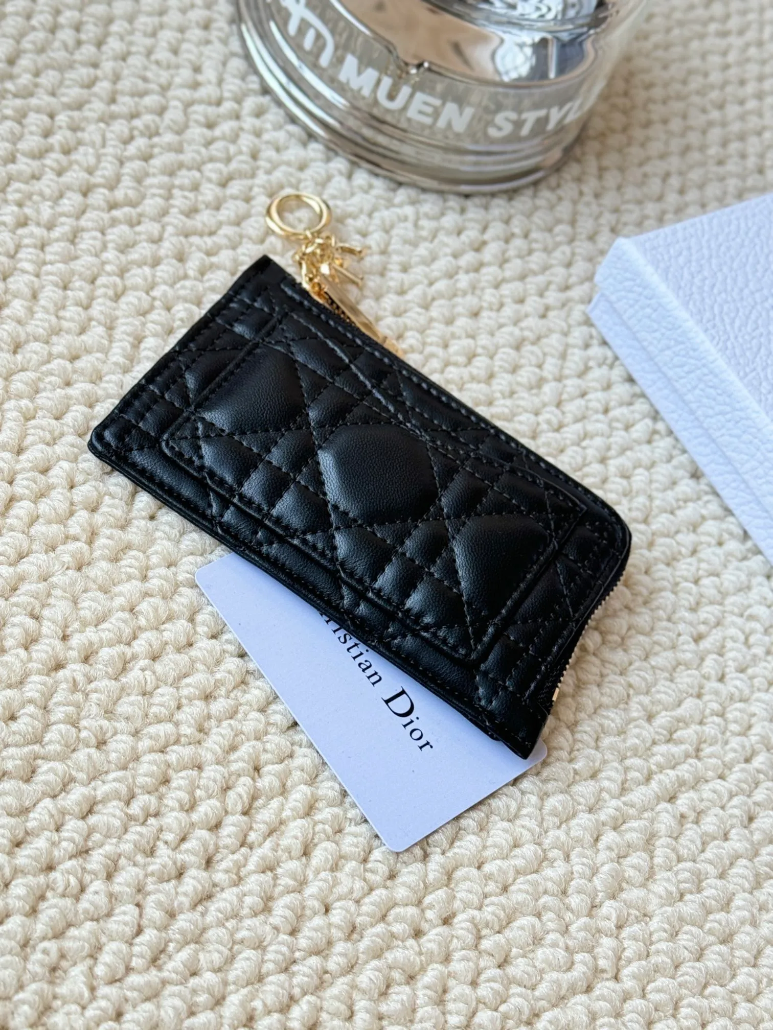 💰150Lady Dior card holder. Sand color wallet bought to fit into a waste bag. L-shaped opening, seven-zipper card holder. No.: S0965. There are too many front patch pockets to hold cards. The banknotes need to be folded at 40% off. It can hold 30% off but it has a zipper. The size is 13.5*8.5*1.5 cm. The Dior card holder meets my various needs. Compared with other styles, it is thin, compact and has a large capacity. There is no conspicuous big LOGO, it will not scratch when placed in the bag, and it is relatively low-key and classic. There is a special place for access control cards, so you don’t need to mix them with bank cards. When I used to swipe access control cards, I couldn’t swipe them because there were too many cards, so I had to take out the access control cards separately. There is a zipper, so you don't have to worry about putting important things out, and the zipper is half-open, so it's more convenient to put things in and take things out than having only one side.