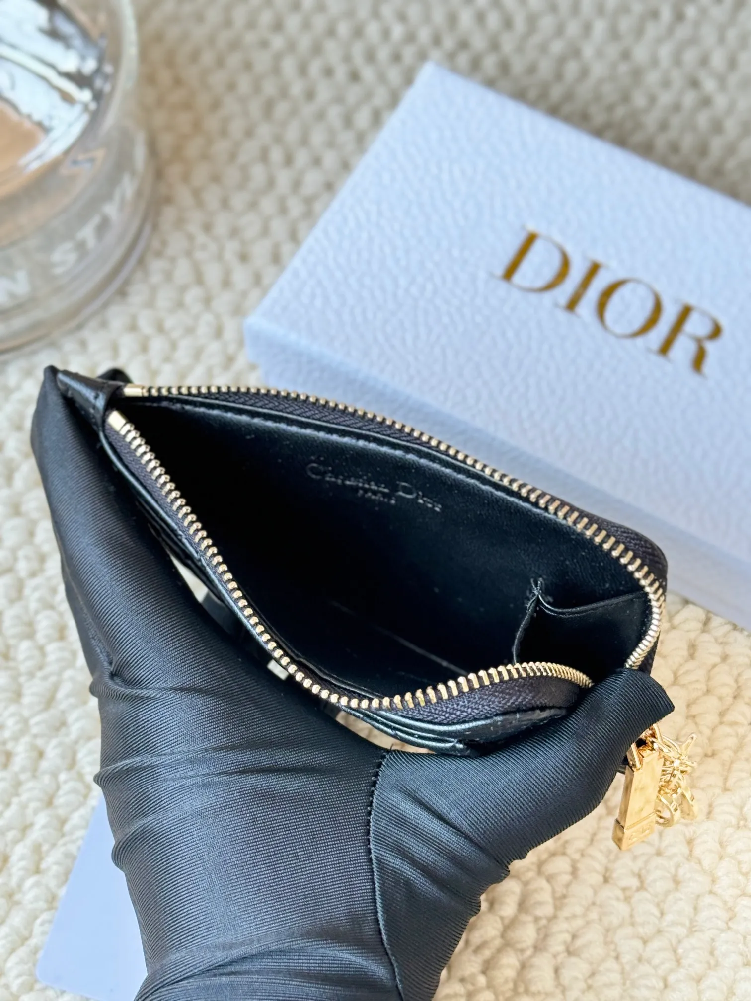 💰150Lady Dior card holder. Sand color wallet bought to fit into a waste bag. L-shaped opening, seven-zipper card holder. No.: S0965. There are too many front patch pockets to hold cards. The banknotes need to be folded at 40% off. It can hold 30% off but it has a zipper. The size is 13.5*8.5*1.5 cm. The Dior card holder meets my various needs. Compared with other styles, it is thin, compact and has a large capacity. There is no conspicuous big LOGO, it will not scratch when placed in the bag, and it is relatively low-key and classic. There is a special place for access control cards, so you don’t need to mix them with bank cards. When I used to swipe access control cards, I couldn’t swipe them because there were too many cards, so I had to take out the access control cards separately. There is a zipper, so you don't have to worry about putting important things out, and the zipper is half-open, so it's more convenient to put things in and take things out than having only one side.