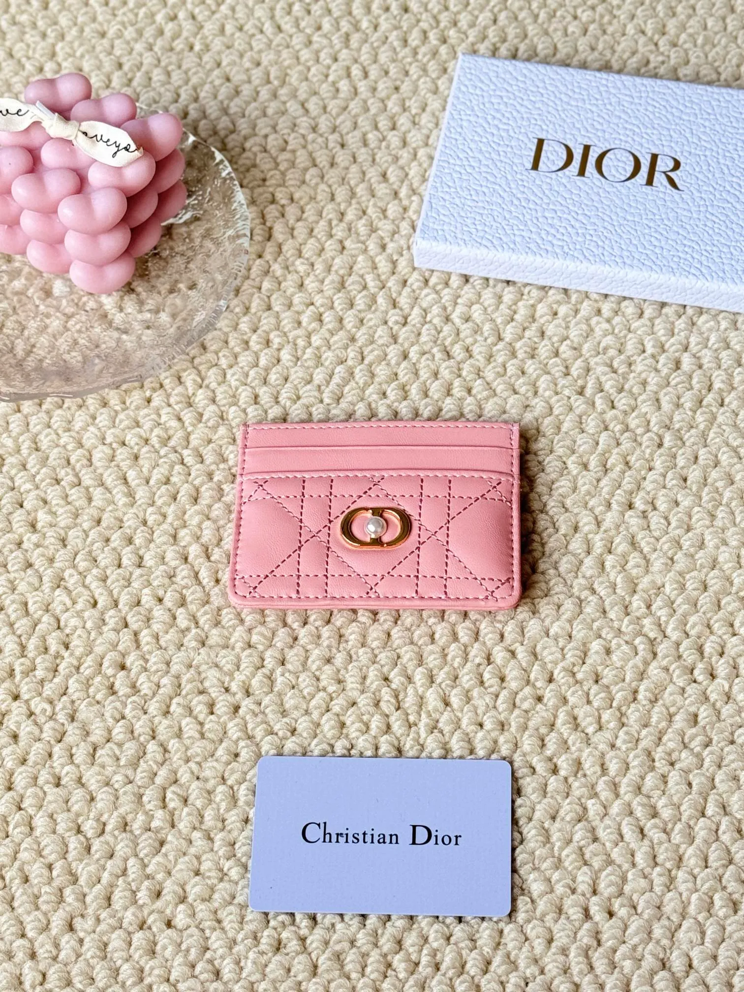 💰100 dior card cd card holder New style CD with a mini pearl on the front No.: S3103 Carefully made of soft cowhide, decorated with cannage pattern topstitching, embellished with "CD" ➕ pearl embellishment logo on the front. Elegant and sophisticated, it has five card slots and is suitable for various occasions. Size: 10.5*7.5cm Dior Caro five-compartment card holder is a new product this season, elegant and practical.