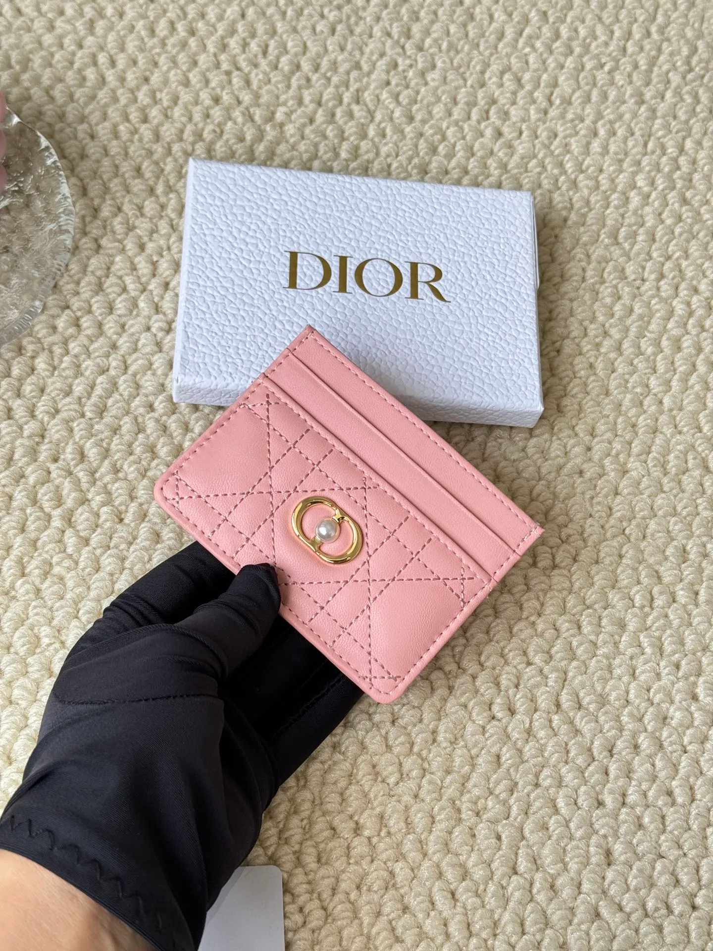 💰100 dior card cd card holder New style CD with a mini pearl on the front No.: S3103 Carefully made of soft cowhide, decorated with cannage pattern topstitching, embellished with "CD" ➕ pearl embellishment logo on the front. Elegant and sophisticated, it has five card slots and is suitable for various occasions. Size: 10.5*7.5cm Dior Caro five-compartment card holder is a new product this season, elegant and practical.