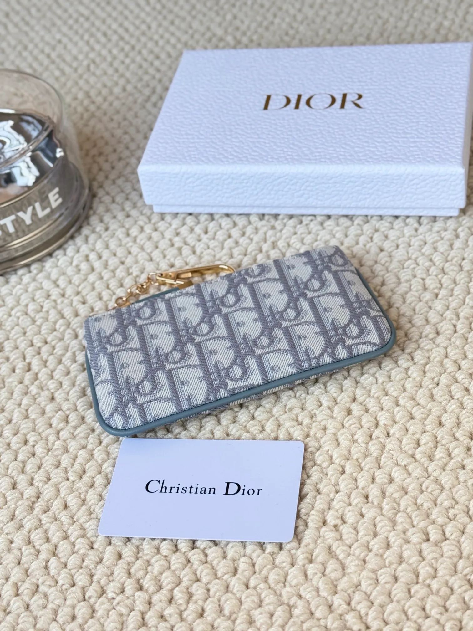 💰140 2024 Spring/Summer Coin Purse Key Bag Size: 14.5*7.6cm Model: S2177UWHC_M30G This Dior Caro card holder is elegant and practical. Made of soft CD fabric ➕cow leather, carefully crafted, elegant and refined. 30 Montaigne Glycine Coin Purse Key Case 🔑 Compact and practical, unique, it can store various daily necessities, suitable for various occasions, and can be matched with its 30Montaigne items. CD logo on front