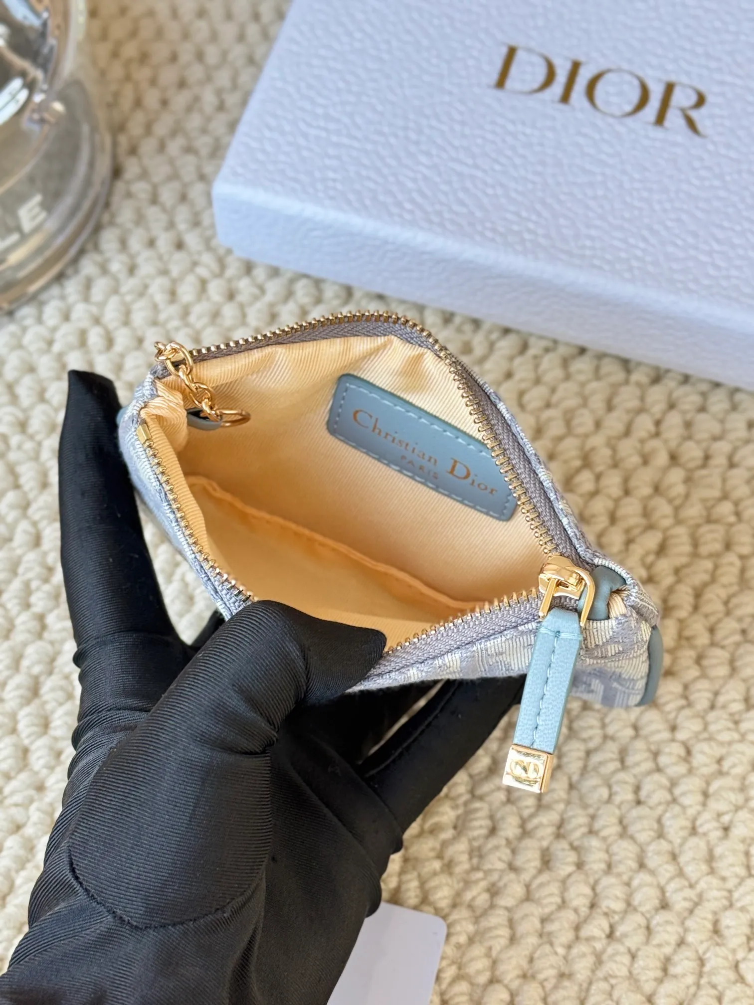 💰140 2024 Spring/Summer Coin Purse Key Bag Size: 14.5*7.6cm Model: S2177UWHC_M30G This Dior Caro card holder is elegant and practical. Made of soft CD fabric ➕cow leather, carefully crafted, elegant and refined. 30 Montaigne Glycine Coin Purse Key Case 🔑 Compact and practical, unique, it can store various daily necessities, suitable for various occasions, and can be matched with its 30Montaigne items. CD logo on front