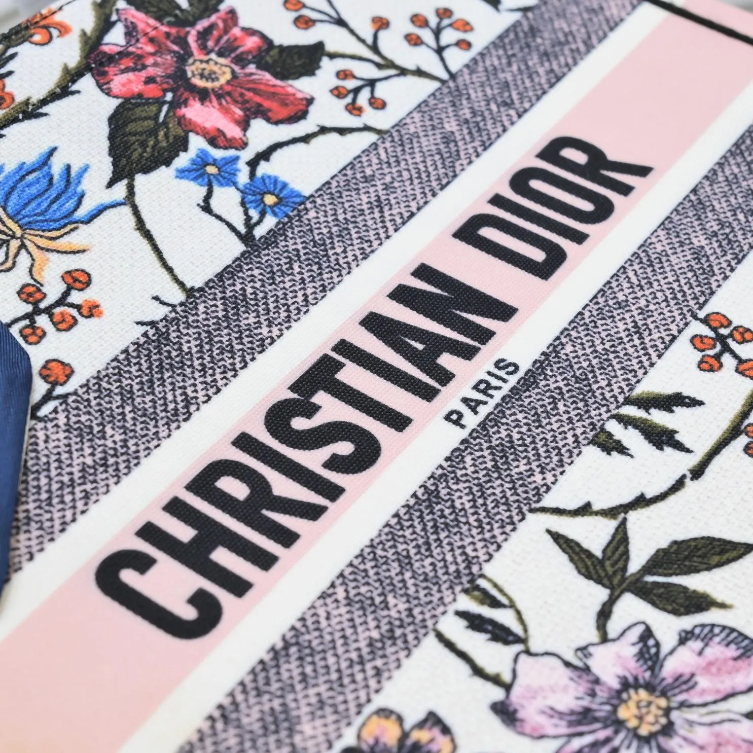 💰340￥Small size with silk scarf and overlock🔜Dior new shopping bag at Dior counter! Counters are updated simultaneously! Limited edition of the same style as the stars! Super stylish! Imported fabric👍high-end quality! Model: 8034 Size: 36*27*16cm