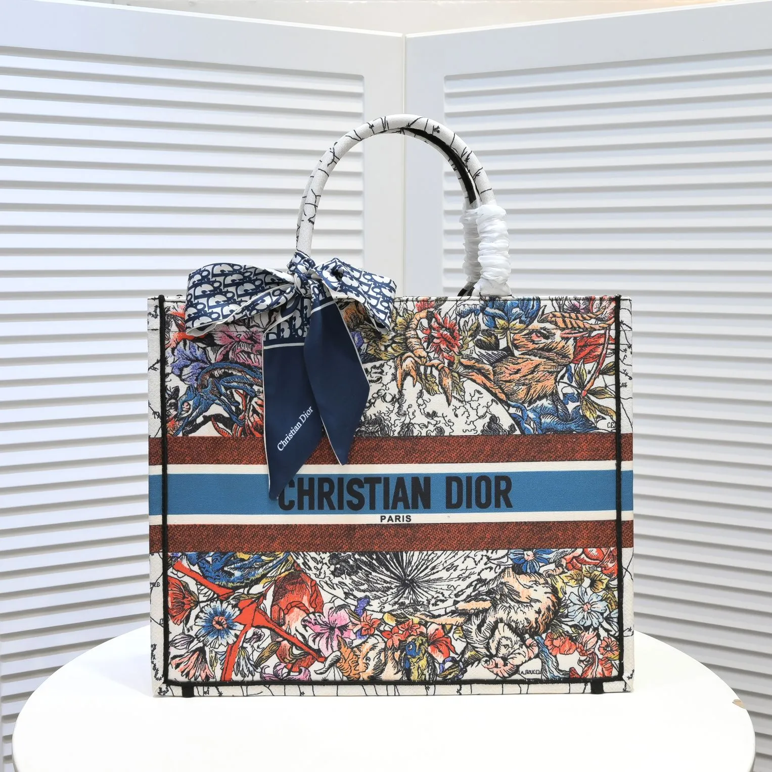 💰360￥With silk scarf, large size🔥 embroidered edge🔜Dior new shopping bag at Dior counter! Counters are updated simultaneously! Limited edition of the same style as the stars! Super stylish! Imported fabric👍high-end quality! You can go in and out of the counters at will without any pressure! The first choice for going out with super large capacity👍 Model: 8033 Size: 41*14*32cm
