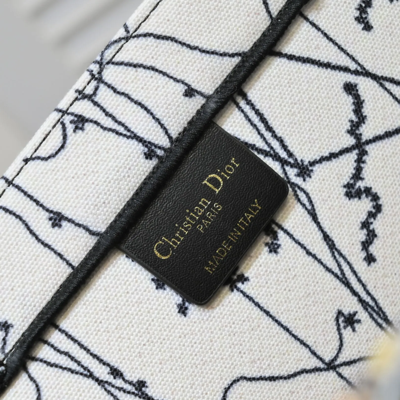 💰360￥With silk scarf, large size🔥 embroidered edge🔜Dior new shopping bag at Dior counter! Counters are updated simultaneously! Limited edition of the same style as the stars! Super stylish! Imported fabric👍high-end quality! You can go in and out of the counters at will without any pressure! The first choice for going out with super large capacity👍 Model: 8033 Size: 41*14*32cm