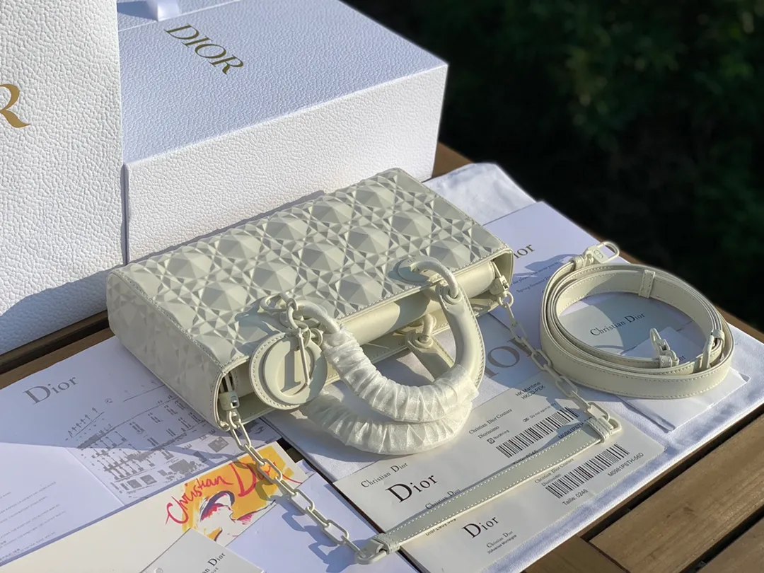 Top upgraded version💰1900 size 26-13.5-5cm White horizontal version of Princess Diana with diamond pattern, counter 38,000➕, overseas channels, the original cannage pattern uses high-frequency heat embossing technology to create a three-dimensional and technological sense of the diamond version. It shines like a diamond and shines brightly. The milky white brings a pure and gentle feeling... It melts the hearts of many girls. It is very versatile all year round. It also comes with a chain. It highlights the elegance when carried by the hand, and very smart and cute when carried cross-body!