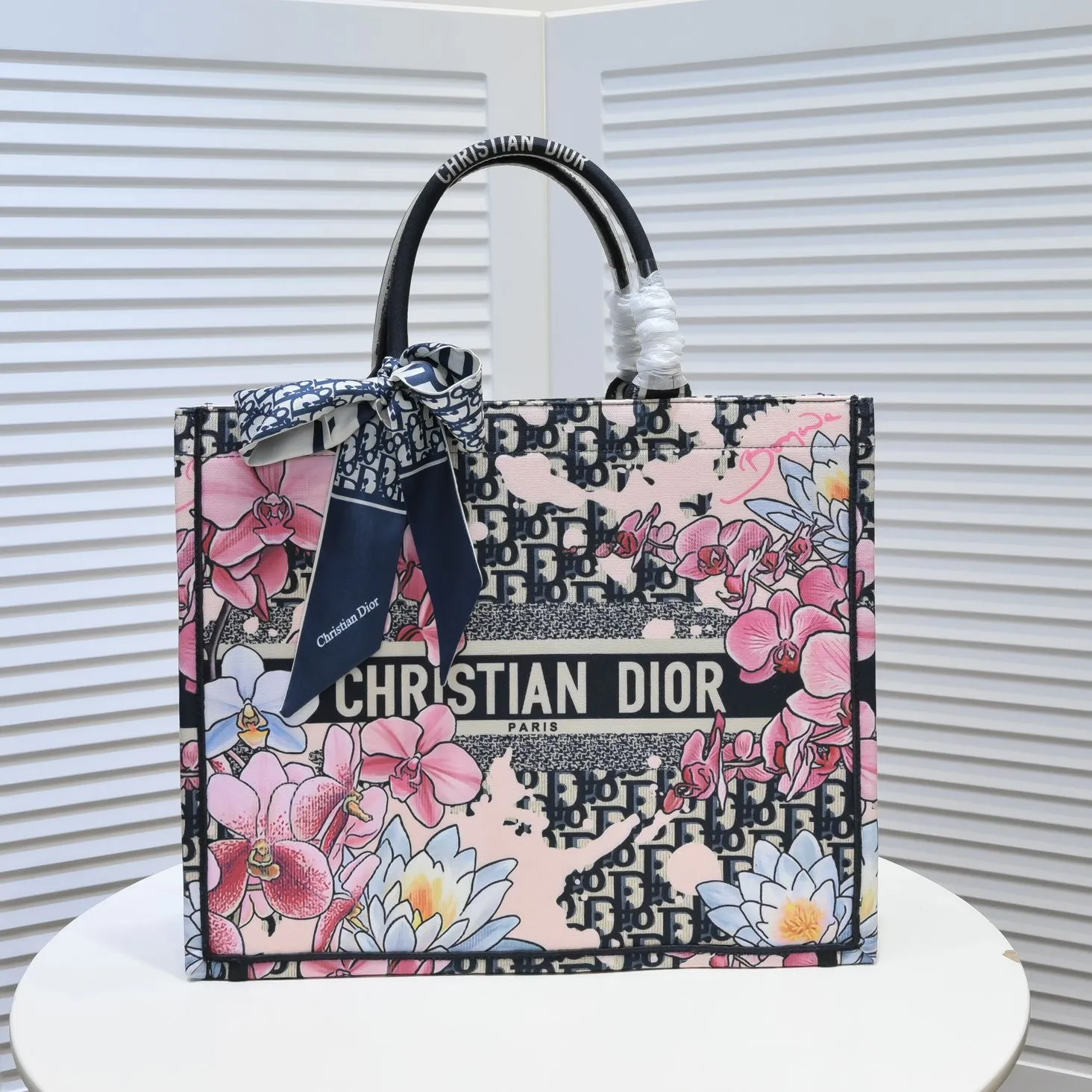 💰360￥With silk scarf, large size🔥 embroidered edge🔜Dior new shopping bag at Dior counter! Counters are updated simultaneously! Limited edition of the same style as the stars! Super stylish! Imported fabric👍high-end quality! You can go in and out of the counters at will without any pressure! The first choice for going out with super large capacity👍 Model: 8033 Size: 41*14*32cm