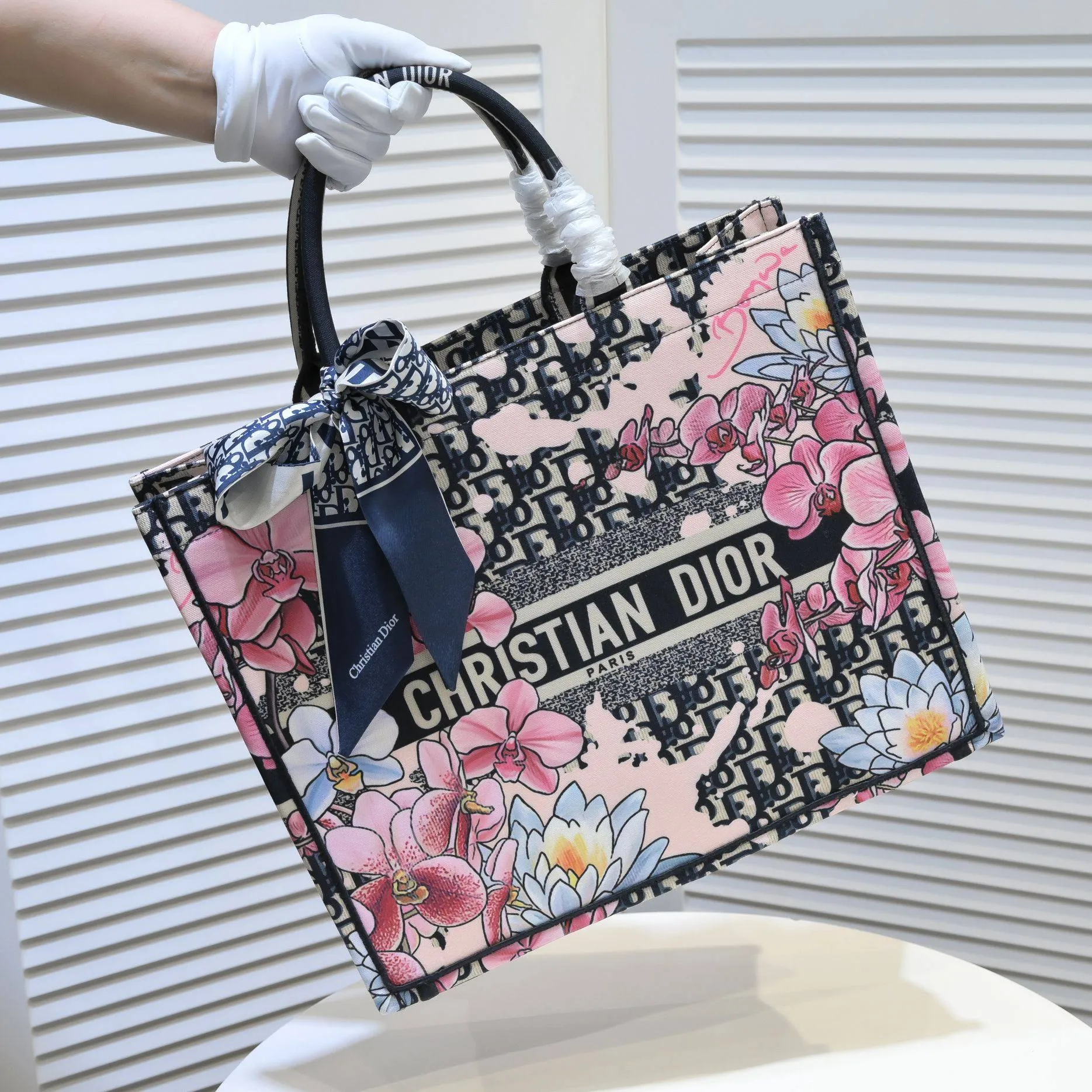 💰360￥With silk scarf, large size🔥 embroidered edge🔜Dior new shopping bag at Dior counter! Counters are updated simultaneously! Limited edition of the same style as the stars! Super stylish! Imported fabric👍high-end quality! You can go in and out of the counters at will without any pressure! The first choice for going out with super large capacity👍 Model: 8033 Size: 41*14*32cm
