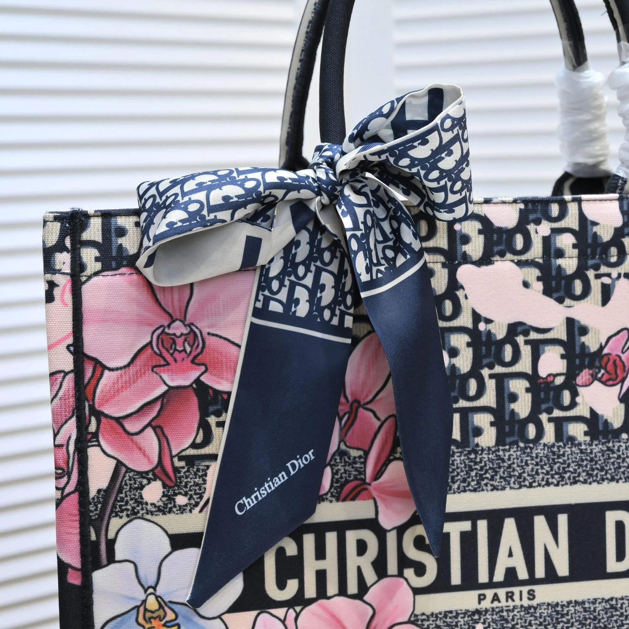 💰360￥With silk scarf, large size🔥 embroidered edge🔜Dior new shopping bag at Dior counter! Counters are updated simultaneously! Limited edition of the same style as the stars! Super stylish! Imported fabric👍high-end quality! You can go in and out of the counters at will without any pressure! The first choice for going out with super large capacity👍 Model: 8033 Size: 41*14*32cm