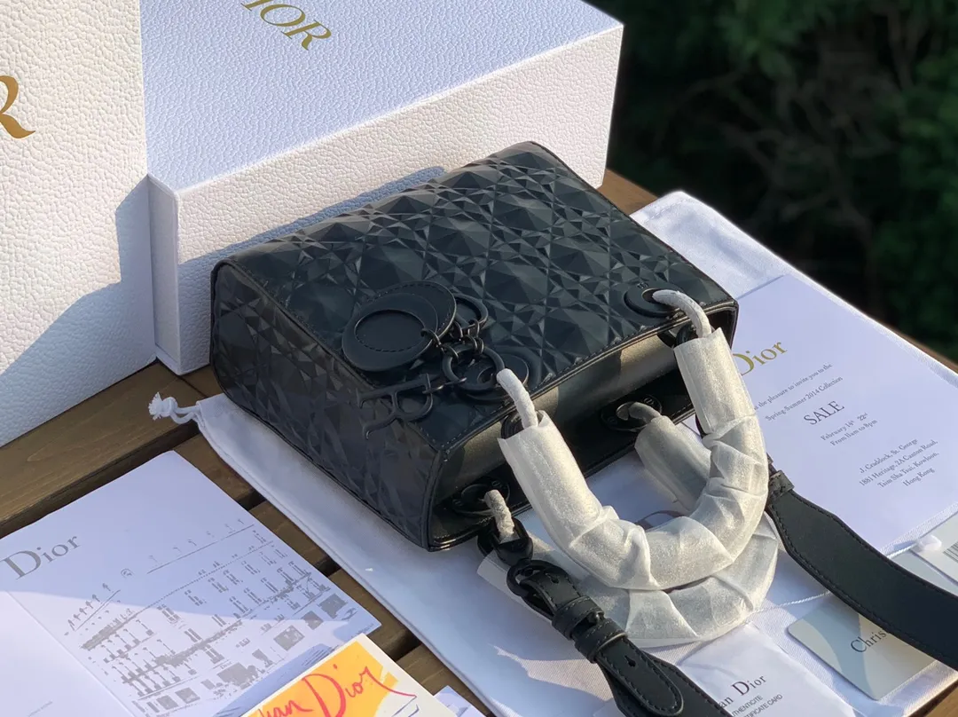 Top upgraded version 💰2000, size 20-17-8cm, four-grid diamond pattern black. I am used to seeing the gentle and charming old Princess Diana, but I didn’t expect it to have a cool side! Product from overseas original factory channels, the original calfskin cannage pattern imported from Europe uses high-frequency heat embossing technology to create the three-dimensional and technological sense of the diamond version. It refracts different light under different lights. All the details of the latest model are consistent with the counter standards! Quality is trustworthy!