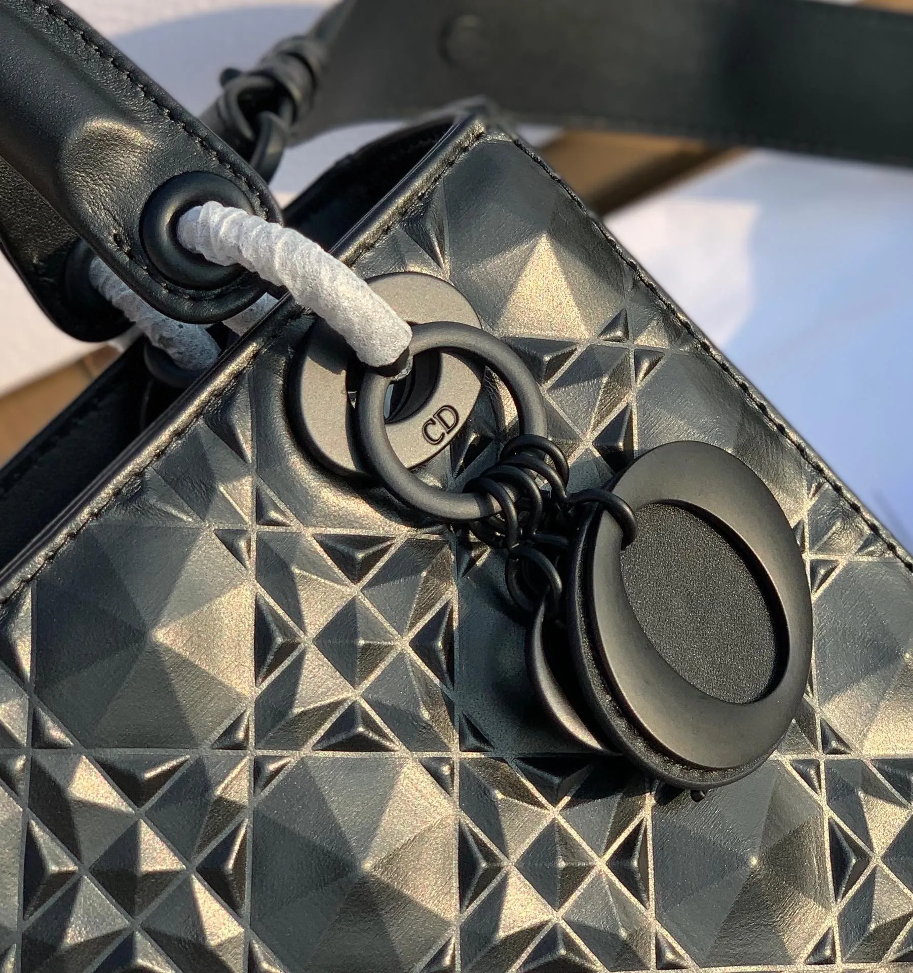 Top upgraded version 💰2000, size 20-17-8cm, four-grid diamond pattern black. I am used to seeing the gentle and charming old Princess Diana, but I didn’t expect it to have a cool side! Product from overseas original factory channels, the original calfskin cannage pattern imported from Europe uses high-frequency heat embossing technology to create the three-dimensional and technological sense of the diamond version. It refracts different light under different lights. All the details of the latest model are consistent with the counter standards! Quality is trustworthy!
