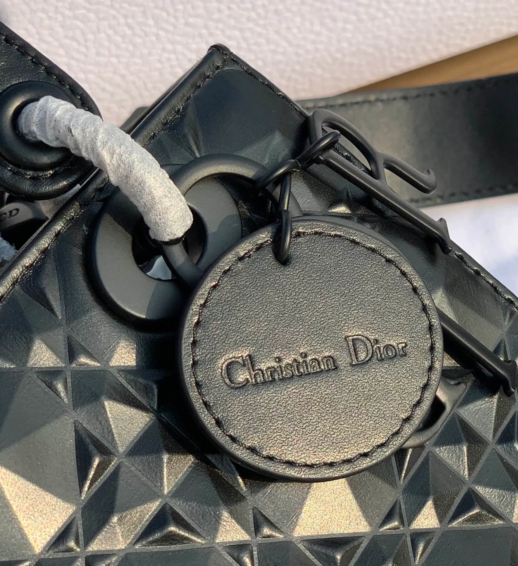 Top upgraded version 💰2000, size 20-17-8cm, four-grid diamond pattern black. I am used to seeing the gentle and charming old Princess Diana, but I didn’t expect it to have a cool side! Product from overseas original factory channels, the original calfskin cannage pattern imported from Europe uses high-frequency heat embossing technology to create the three-dimensional and technological sense of the diamond version. It refracts different light under different lights. All the details of the latest model are consistent with the counter standards! Quality is trustworthy!