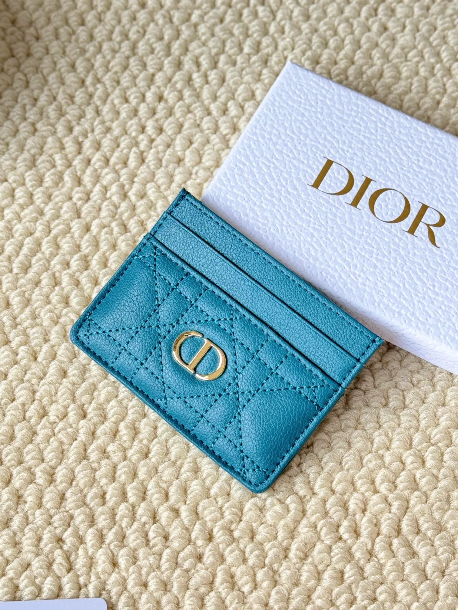 💰100 No.: S5130 Carefully crafted from soft cowhide, decorated with cannage pattern topstitching and embellished with the "CD" logo on the front. Elegant and sophisticated, it has five card slots and is suitable for various occasions. Size: 10.5*7.5cm Dior Caro five-compartment card holder is a new product this season, elegant and practical.