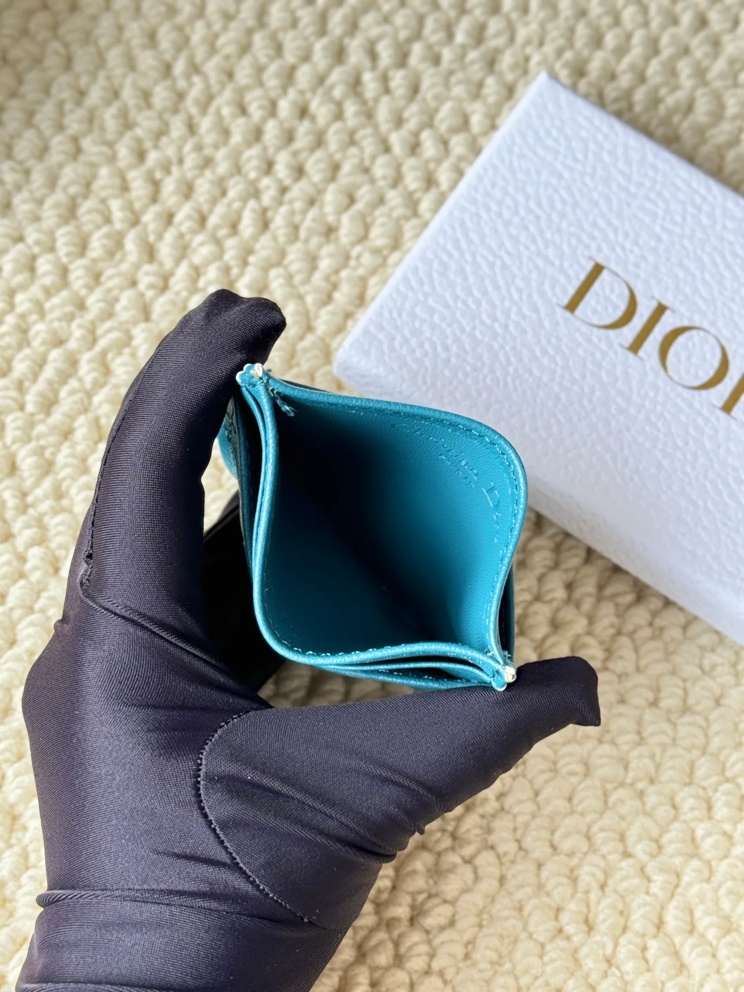 💰100 No.: S5130 Carefully crafted from soft cowhide, decorated with cannage pattern topstitching and embellished with the "CD" logo on the front. Elegant and sophisticated, it has five card slots and is suitable for various occasions. Size: 10.5*7.5cm Dior Caro five-compartment card holder is a new product this season, elegant and practical.