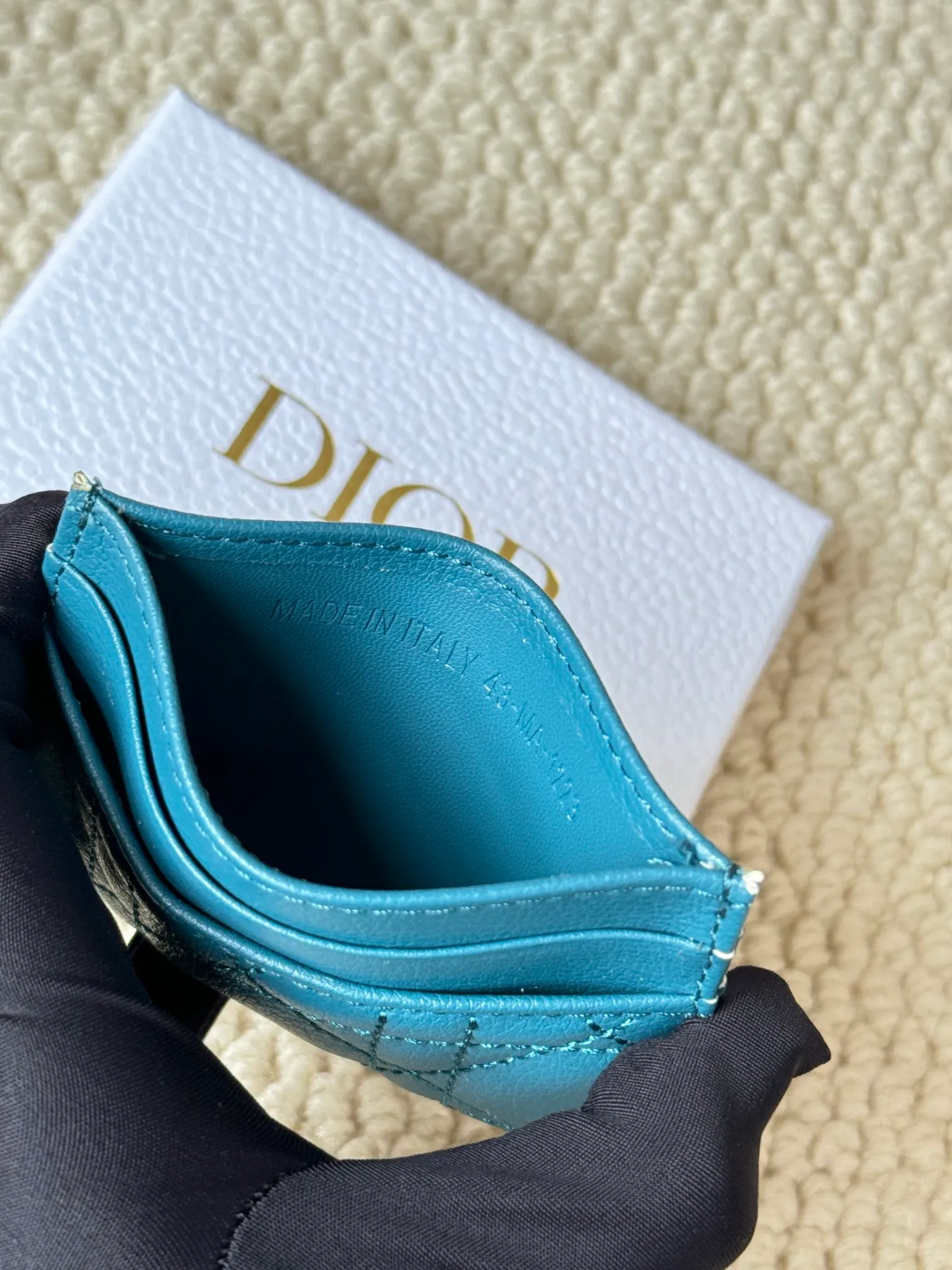 💰100 No.: S5130 Carefully crafted from soft cowhide, decorated with cannage pattern topstitching and embellished with the "CD" logo on the front. Elegant and sophisticated, it has five card slots and is suitable for various occasions. Size: 10.5*7.5cm Dior Caro five-compartment card holder is a new product this season, elegant and practical.
