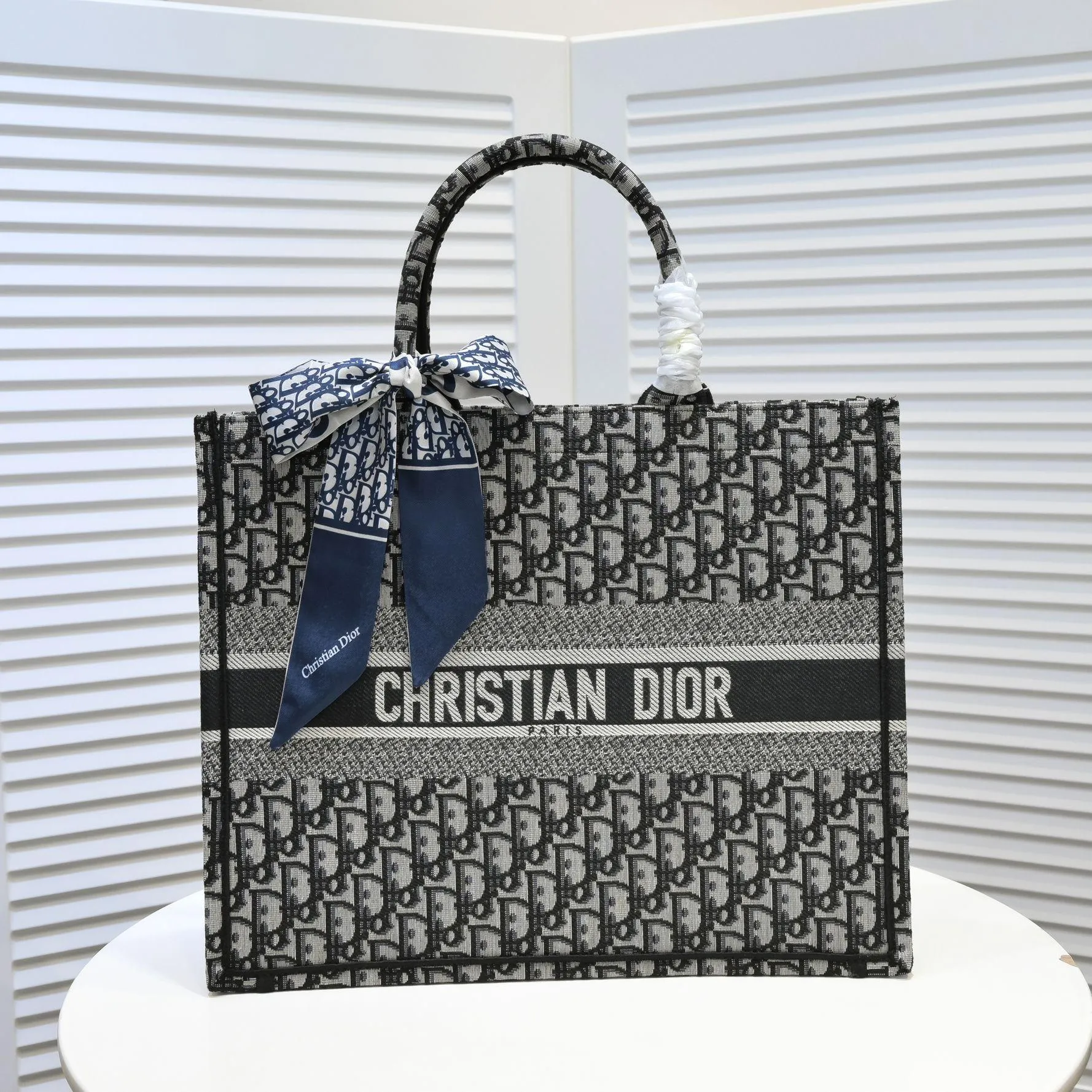 💰360￥With silk scarf, large size🔥 embroidered edge🔜Dior new shopping bag at Dior counter! Counters are updated simultaneously! Limited edition of the same style as the stars! Super stylish! Imported fabric👍high-end quality! You can go in and out of the counters at will without any pressure! The first choice for going out with super large capacity👍 Model: 8033 Size: 41*14*32cm
