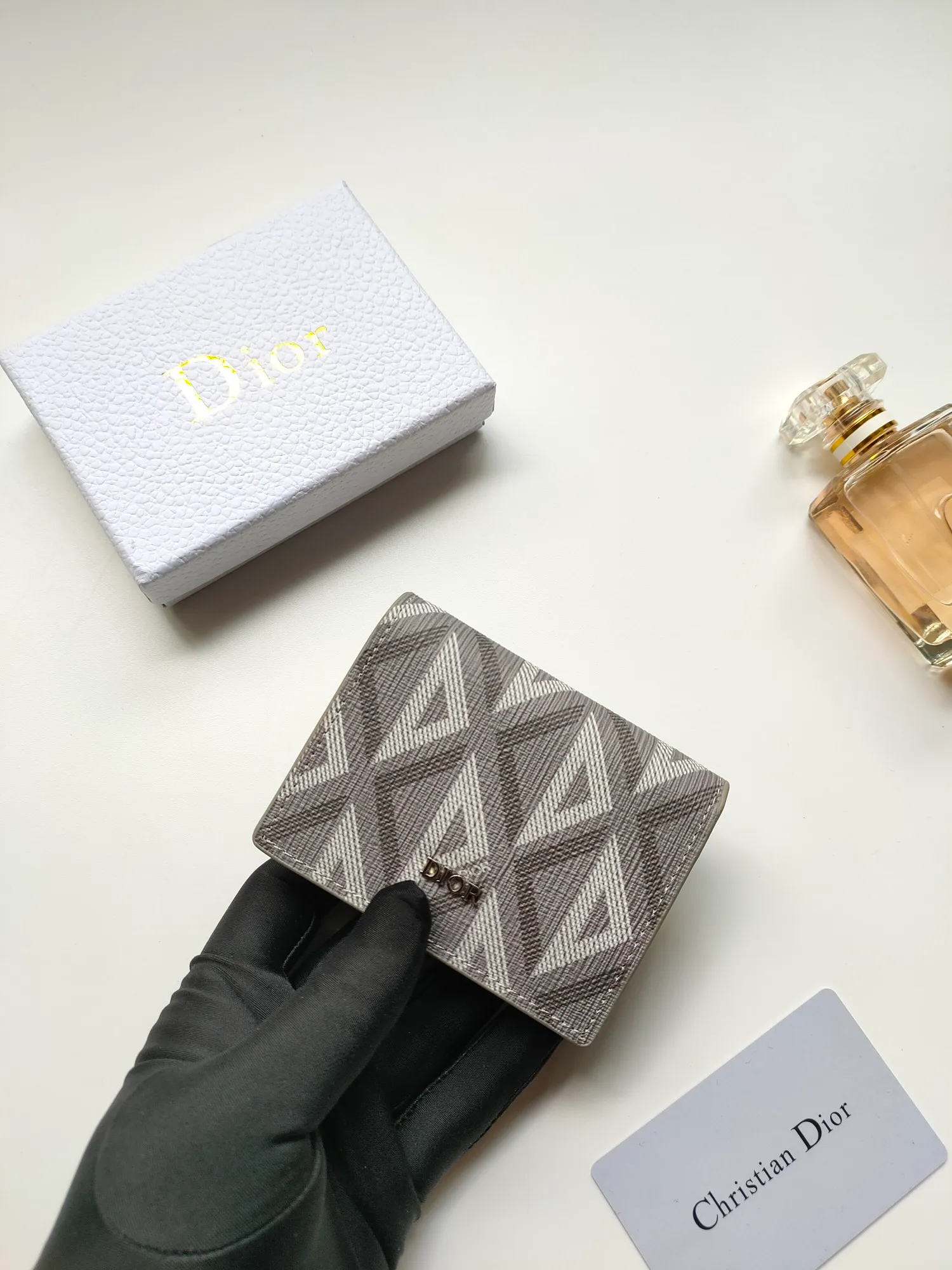 ￥110🎉DIOR’s new business card holder is practical yet elegant. Style number: CH136 Crafted in Dior CD Diamond canvas 😍 drawing inspiration from the Dior archives and finished with tonal smooth calf leather details. Interior gusseted compartment with main card slot and flap with two card slots. Easily slips into a pocket or handbag. Size:10*6.8cm
