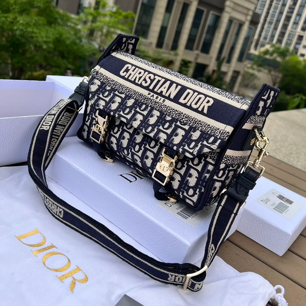 ❗️❗️❗️Free shipping with SF Express for year-end events❗️❗️❗️💰1500 Size: 23×15×8cm Dior overseas channel new small postman ❗️This Diorcam💰 handbag is carefully designed by Maria Grazia Chiuri on the basis of the classic messenger bag, incorporating Dior’s iconic elements to create a casual and fashionable look. Decorated with blue Oblique print throughout, it is paired with a CHRISTIANDIOR 💰ARIS logo flap and a sports-style CD buckle to enhance the style. The compact small version features an adjustable and removable shoulder strap, making it ideal for shoulder or cross-body wear.