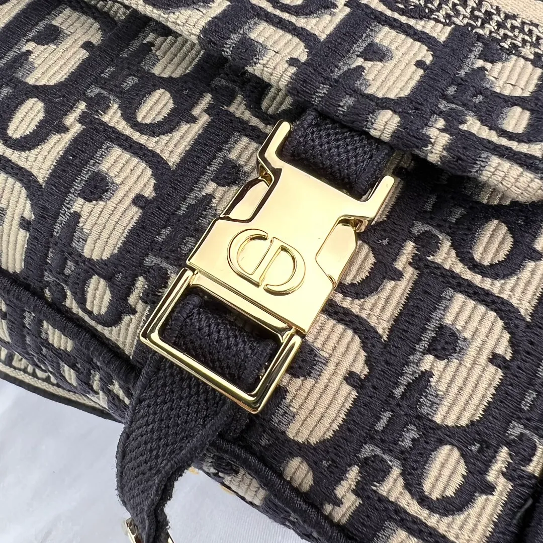 ❗️❗️❗️Free shipping with SF Express for year-end events❗️❗️❗️💰1500 Size: 23×15×8cm Dior overseas channel new small postman ❗️This Diorcam💰 handbag is carefully designed by Maria Grazia Chiuri on the basis of the classic messenger bag, incorporating Dior’s iconic elements to create a casual and fashionable look. Decorated with blue Oblique print throughout, it is paired with a CHRISTIANDIOR 💰ARIS logo flap and a sports-style CD buckle to enhance the style. The compact small version features an adjustable and removable shoulder strap, making it ideal for shoulder or cross-body wear.