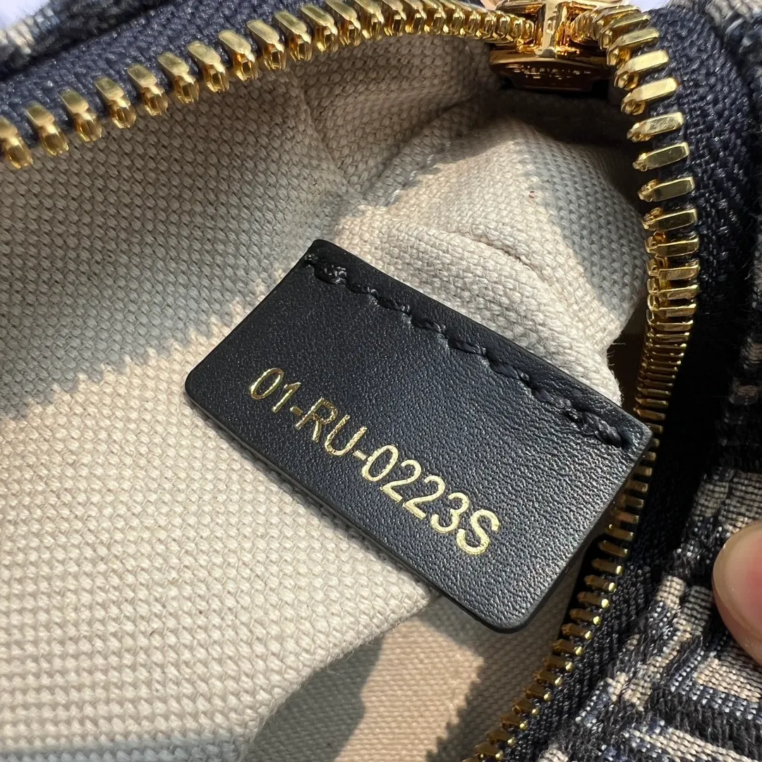 ❗️❗️❗️Free shipping with SF Express for year-end events❗️❗️❗️💰1400 Size: 16×11×8cm Dior overseas channel resources specialize in Boston 16cm mini handbag❗️ This Dior Groove 16 mini handbag is a new product of the 2024 winter ready-to-wear series, designed by Maria Grazia Chiuri), crafted from blue Oblique printed fabric, elegant and stylish. The compartments are spacious and can store a variety of daily necessities. Featuring a leather top handle and adjustable and removable shoulder strap, it can be worn by hand, over the shoulder or cross-body, making it the ideal bag for everyday looks.