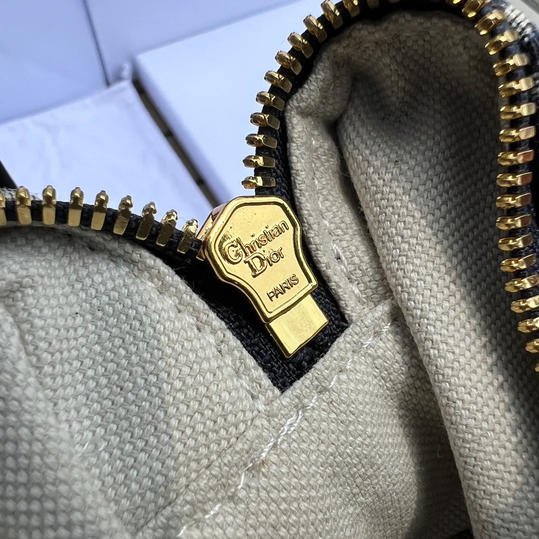 ❗️❗️❗️Free shipping with SF Express for year-end events❗️❗️❗️💰1400 Size: 16×11×8cm Dior overseas channel resources specialize in Boston 16cm mini handbag❗️ This Dior Groove 16 mini handbag is a new product of the 2024 winter ready-to-wear series, designed by Maria Grazia Chiuri), crafted from blue Oblique printed fabric, elegant and stylish. The compartments are spacious and can store a variety of daily necessities. Featuring a leather top handle and adjustable and removable shoulder strap, it can be worn by hand, over the shoulder or cross-body, making it the ideal bag for everyday looks.