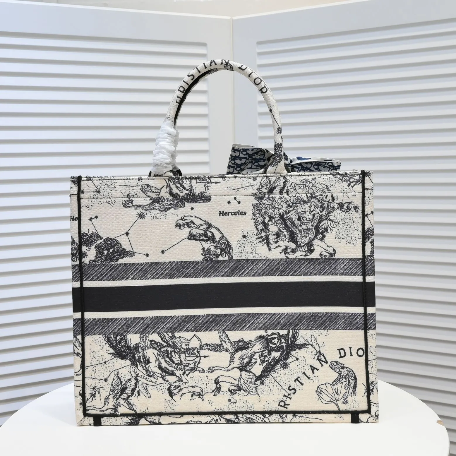 💰360￥With silk scarf, large size🔥 embroidered edge🔜Dior new shopping bag at Dior counter! Counters are updated simultaneously! Limited edition of the same style as the stars! Super stylish! Imported fabric👍high-end quality! You can go in and out of the counters at will without any pressure! The first choice for going out with super large capacity👍 Model: 8033 Size: 41*14*32cm