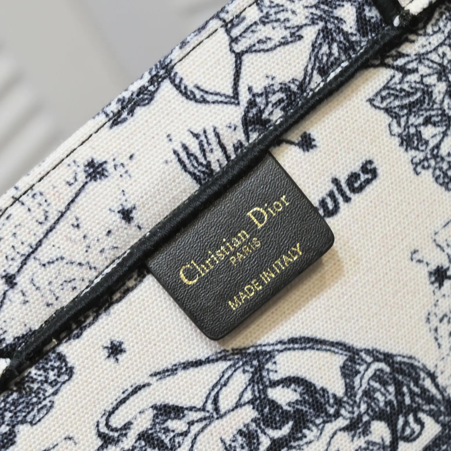 💰360￥With silk scarf, large size🔥 embroidered edge🔜Dior new shopping bag at Dior counter! Counters are updated simultaneously! Limited edition of the same style as the stars! Super stylish! Imported fabric👍high-end quality! You can go in and out of the counters at will without any pressure! The first choice for going out with super large capacity👍 Model: 8033 Size: 41*14*32cm