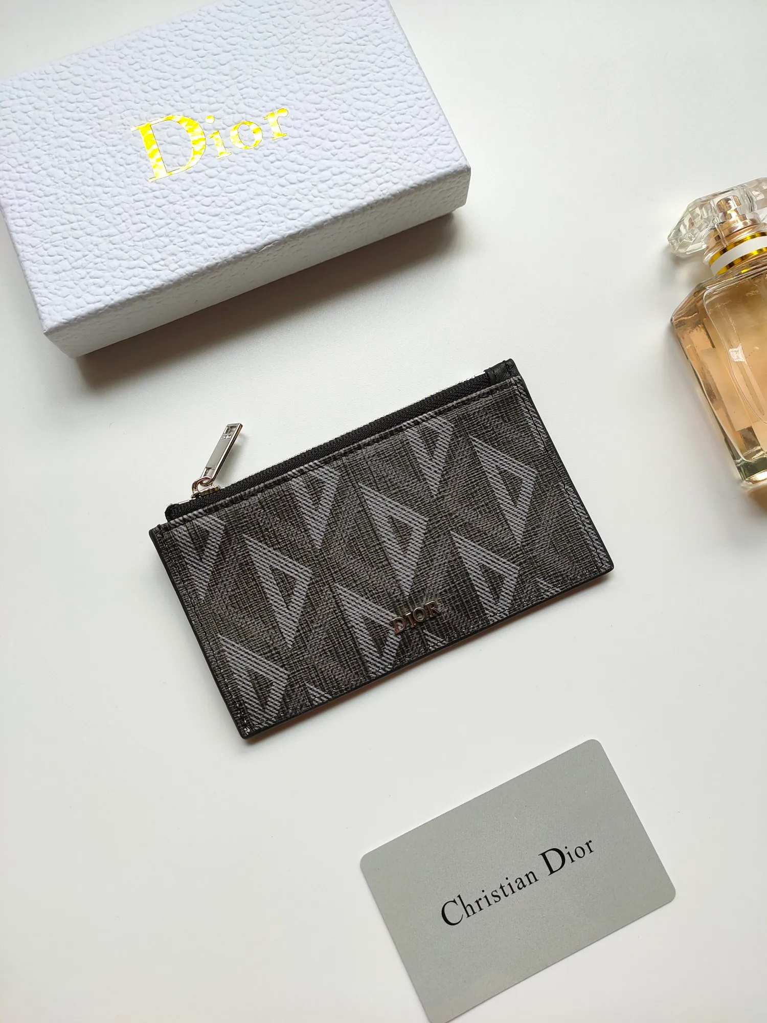 ￥100💰Dior’s new zipper card holder is practical yet elegant. Crafted in Dior Gray CD Diamond canvas, inspired by the Dior archives, it's finished with tonal smooth calf leather details. Featuring a zippered compartment with four card slots, it can easily fit into a variety of pockets. Style number: CH250 Size: 13.2 x 7.5 cm