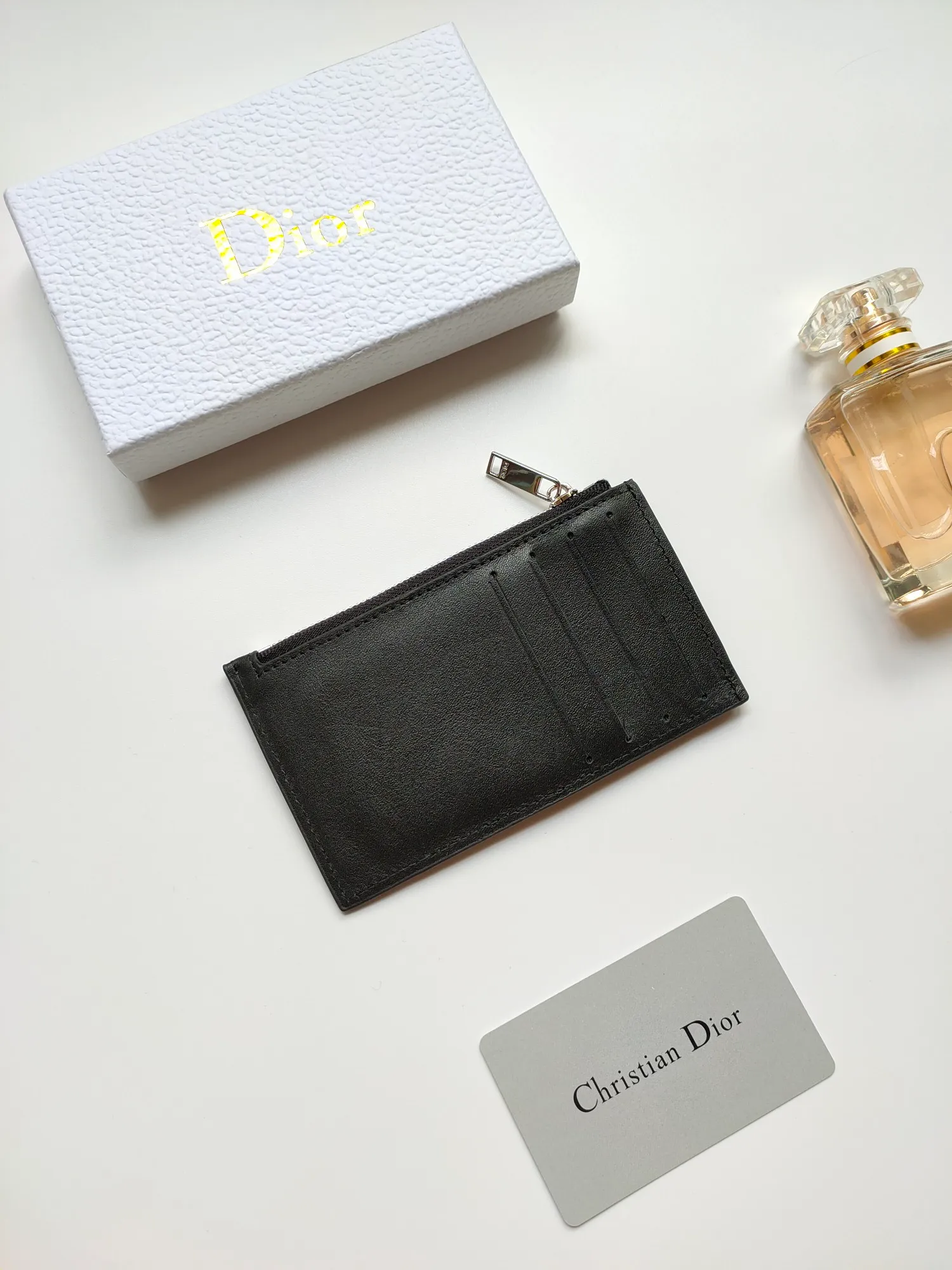 ￥100💰Dior’s new zipper card holder is practical yet elegant. Crafted in Dior Gray CD Diamond canvas, inspired by the Dior archives, it's finished with tonal smooth calf leather details. Featuring a zippered compartment with four card slots, it can easily fit into a variety of pockets. Style number: CH250 Size: 13.2 x 7.5 cm
