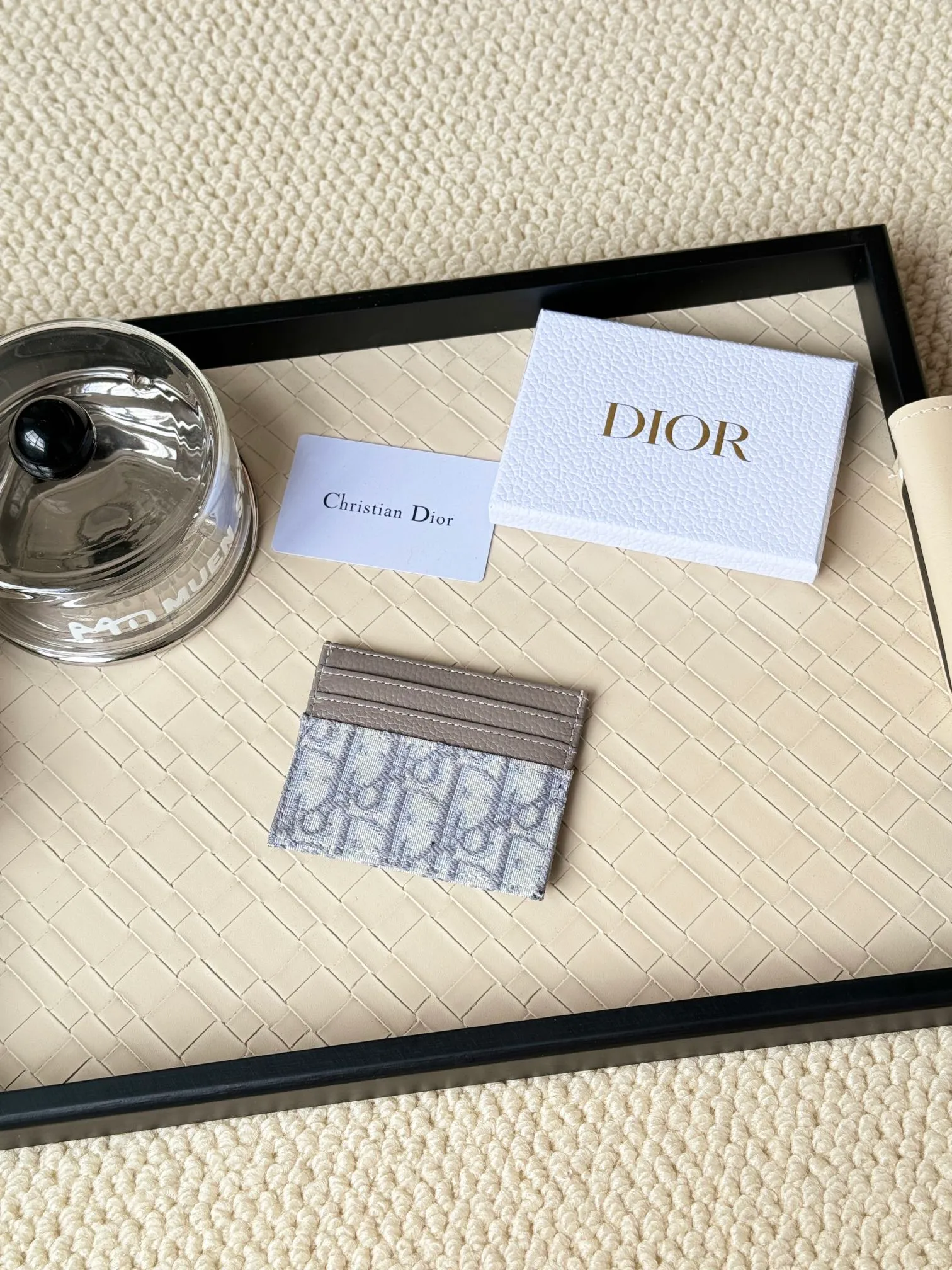 💰110 Old flower material Dior card holder is elegant and refined😍 Men's is carefully made of cowhide [strong]. There are 3 card slots on each side and 1 card slot on the top, which is exquisite and exquisite in shape. Style number: CH135 Size: 10*8cm