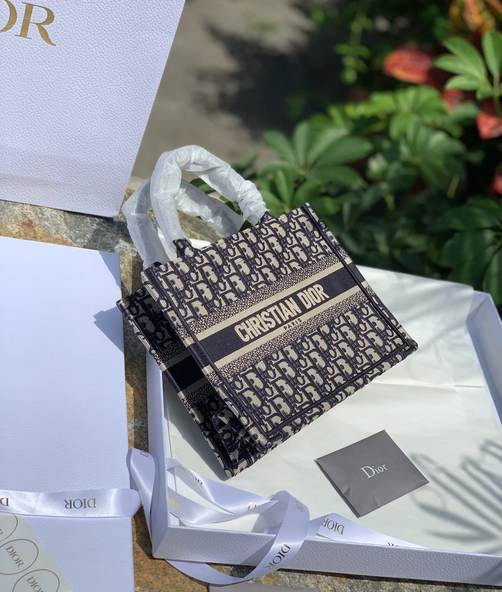 ❗️❗️❗️Free shipping with SF Express for year-end events❗️❗️❗️💰1400 Size 26.5 x 21 x 14 CM From fabrics to craftsmanship, 100% authentic channels! When it comes to tote, it has to be represented by it. D’s classic embroidered letter tote bag is a popular one all over the world! Today, the new 26CM small size will be more suitable for petite girls! Casual yet elegant! High-end and stylish! It is a pure and genuine source of purchasing goods. It is obvious that a new bag should be listed on the "social graph", so we will use the most authentic real-life photos to express its beauty! Regarding how "trendy" it is, the fashionable V-number has already publicized it. I just want to explain how "good" it is!