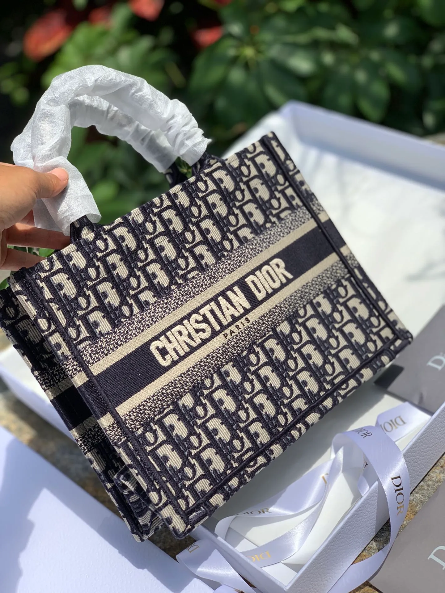 ❗️❗️❗️Free shipping with SF Express for year-end events❗️❗️❗️💰1400 Size 26.5 x 21 x 14 CM From fabrics to craftsmanship, 100% authentic channels! When it comes to tote, it has to be represented by it. D’s classic embroidered letter tote bag is a popular one all over the world! Today, the new 26CM small size will be more suitable for petite girls! Casual yet elegant! High-end and stylish! It is a pure and genuine source of purchasing goods. It is obvious that a new bag should be listed on the "social graph", so we will use the most authentic real-life photos to express its beauty! Regarding how "trendy" it is, the fashionable V-number has already publicized it. I just want to explain how "good" it is!