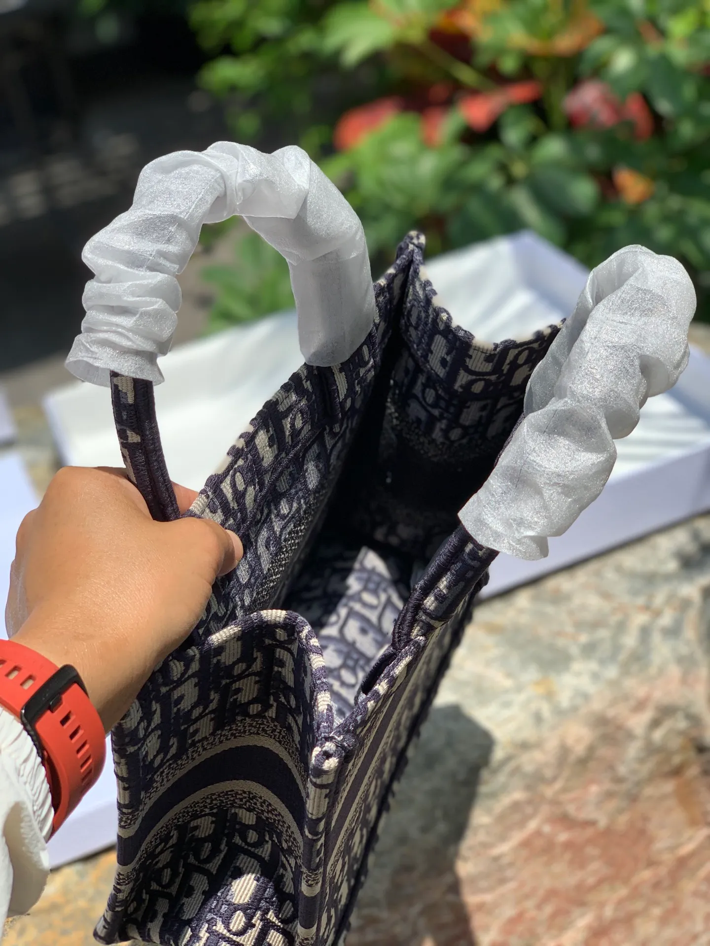 ❗️❗️❗️Free shipping with SF Express for year-end events❗️❗️❗️💰1400 Size 26.5 x 21 x 14 CM From fabrics to craftsmanship, 100% authentic channels! When it comes to tote, it has to be represented by it. D’s classic embroidered letter tote bag is a popular one all over the world! Today, the new 26CM small size will be more suitable for petite girls! Casual yet elegant! High-end and stylish! It is a pure and genuine source of purchasing goods. It is obvious that a new bag should be listed on the "social graph", so we will use the most authentic real-life photos to express its beauty! Regarding how "trendy" it is, the fashionable V-number has already publicized it. I just want to explain how "good" it is!