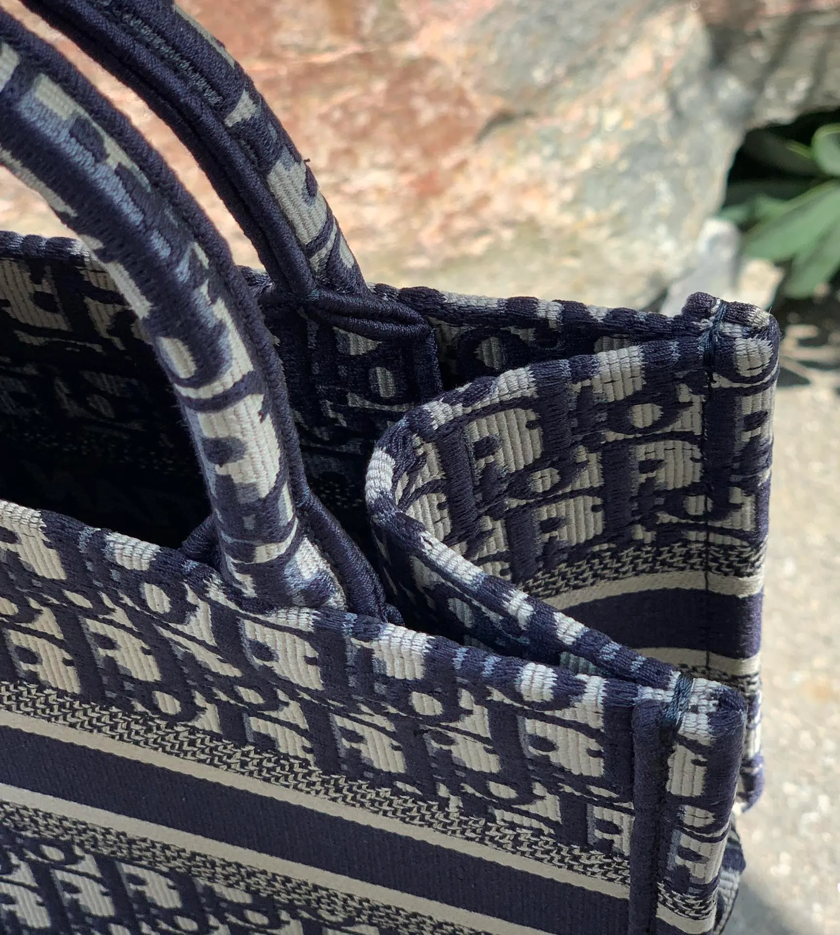 ❗️❗️❗️Free shipping with SF Express for year-end events❗️❗️❗️💰1400 Size 26.5 x 21 x 14 CM From fabrics to craftsmanship, 100% authentic channels! When it comes to tote, it has to be represented by it. D’s classic embroidered letter tote bag is a popular one all over the world! Today, the new 26CM small size will be more suitable for petite girls! Casual yet elegant! High-end and stylish! It is a pure and genuine source of purchasing goods. It is obvious that a new bag should be listed on the "social graph", so we will use the most authentic real-life photos to express its beauty! Regarding how "trendy" it is, the fashionable V-number has already publicized it. I just want to explain how "good" it is!