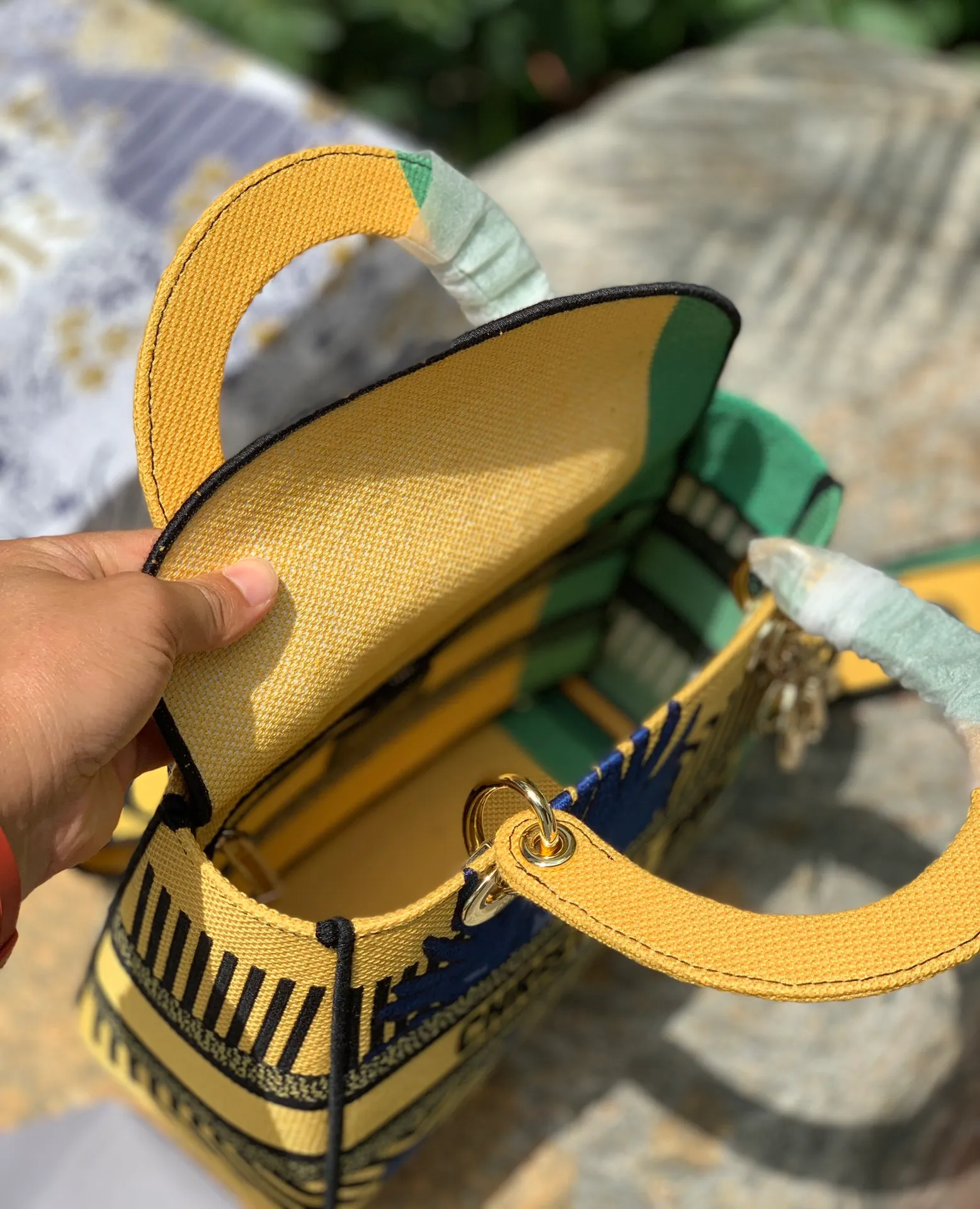 ❗️❗️❗️Free shipping with SF Express for year-end events❗️❗️❗️💰1800 Size: 24 x 20 x 11 CM Yellow Original fabric density, texture, color and weave can be compared at will. These are all exquisite. All craftsmanship details and texture are original. Except that they are not sold on the counter, everything else is the same! This bag on the shelves is from the 2022 spring and summer series, inspired by pop art! The body of the bag is in bold contrasting colors, which is bright and eye-catching! Embroidery with jungle patterns like flowers is full of passion and romance! This color scheme is super nice, and no matter how simple the shape is, as long as you put it on, it will instantly light up your whole body!