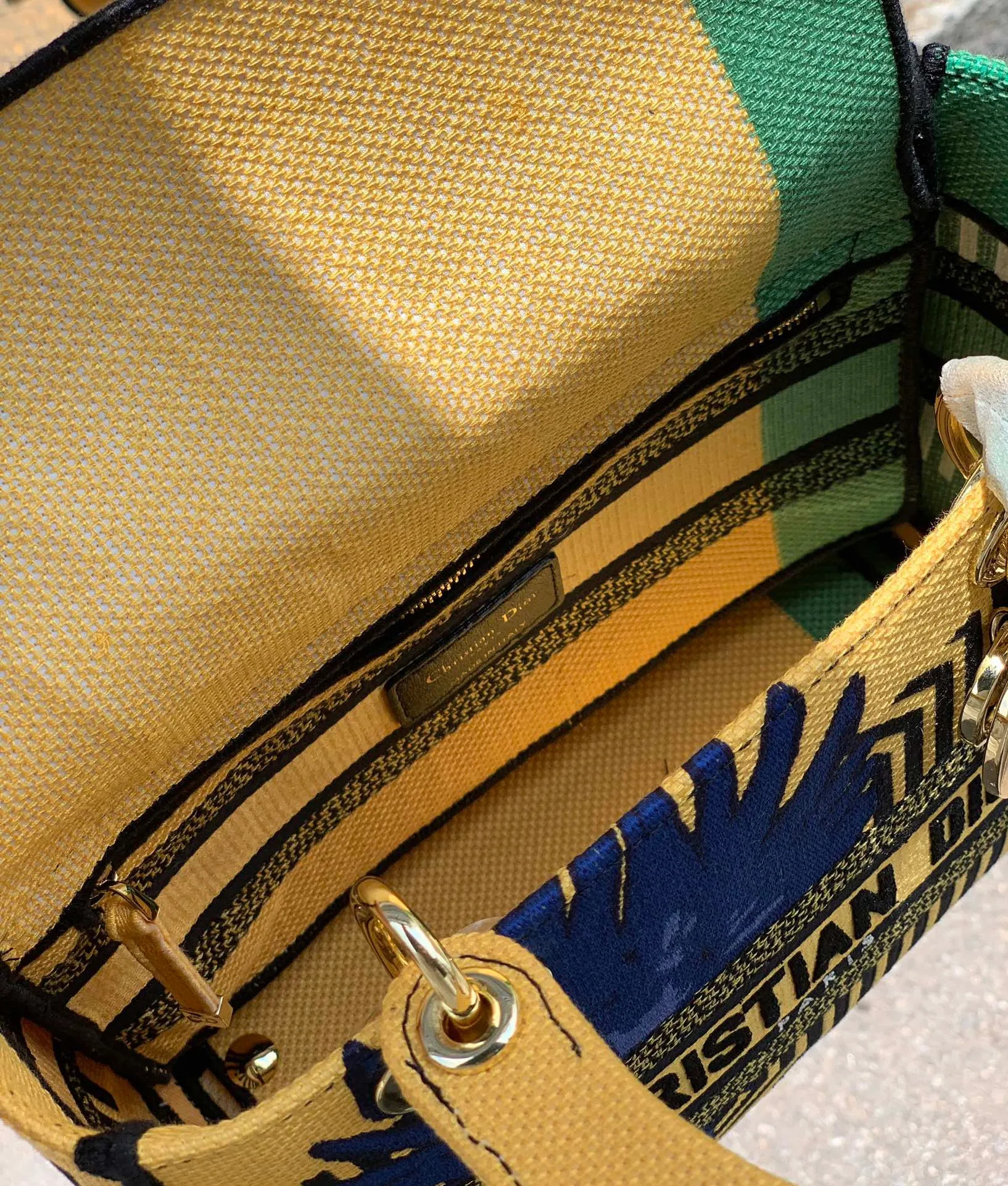 ❗️❗️❗️Free shipping with SF Express for year-end events❗️❗️❗️💰1800 Size: 24 x 20 x 11 CM Yellow Original fabric density, texture, color and weave can be compared at will. These are all exquisite. All craftsmanship details and texture are original. Except that they are not sold on the counter, everything else is the same! This bag on the shelves is from the 2022 spring and summer series, inspired by pop art! The body of the bag is in bold contrasting colors, which is bright and eye-catching! Embroidery with jungle patterns like flowers is full of passion and romance! This color scheme is super nice, and no matter how simple the shape is, as long as you put it on, it will instantly light up your whole body!
