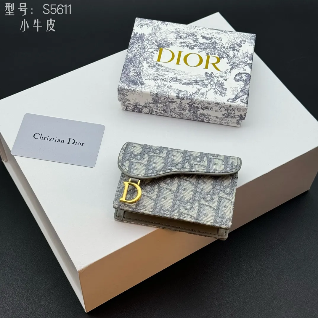 💰150 💎Top quality #calfskin Authentic products available at counters with picture box Upgraded coin purse 👛 DIOR.ObliqueSaddle coin purse The very recognizable saddle shape has become a representative element of the D family. The outer cover is a pistol-shaped iconic letter D for decoration. Nowadays, small bags are the way to get rid of large wallets and replace them with a small and exquisite card holder/coin purse~ Style number: S5611 size:10.5x7x3cm