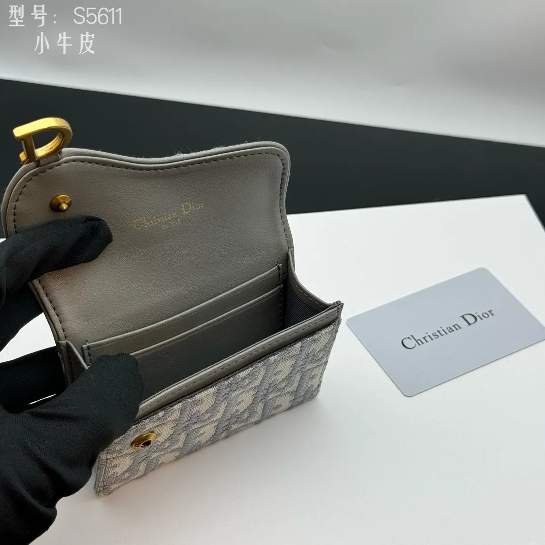 💰150 💎Top quality #calfskin Authentic products available at counters with picture box Upgraded coin purse 👛 DIOR.ObliqueSaddle coin purse The very recognizable saddle shape has become a representative element of the D family. The outer cover is a pistol-shaped iconic letter D for decoration. Nowadays, small bags are the way to get rid of large wallets and replace them with a small and exquisite card holder/coin purse~ Style number: S5611 size:10.5x7x3cm