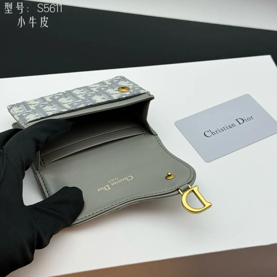 💰150 💎Top quality #calfskin Authentic products available at counters with picture box Upgraded coin purse 👛 DIOR.ObliqueSaddle coin purse The very recognizable saddle shape has become a representative element of the D family. The outer cover is a pistol-shaped iconic letter D for decoration. Nowadays, small bags are the way to get rid of large wallets and replace them with a small and exquisite card holder/coin purse~ Style number: S5611 size:10.5x7x3cm