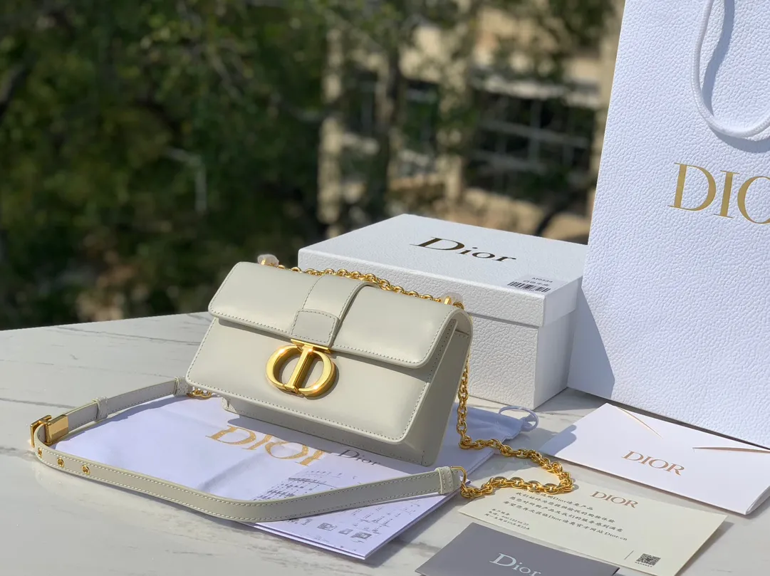 ❗️❗️❗️Free shipping with SF Express for year-end event❗️❗️❗️💰1900 Size 21.5✖️12✖️6cm This time, a new size small is launched, attracting much attention! 23New Dior 30 Montaigne East-West All-leather chain bag, channeled by a Hong Kong trading company. The large "CD" hardware logo on the front is highly recognizable. The three-dimensional "30Montaigne" embossed imported calfskin on the back is textured. The chain is a retro CD ring buckle. It is classic and high-end. It is suitable for formal occasions or casual wear. It is elegant and durable. The small pocket design on the back is very considerate. The perfect details are comparable to brick cabinets. It is super awesome. How can you fairies not love it‼ ️