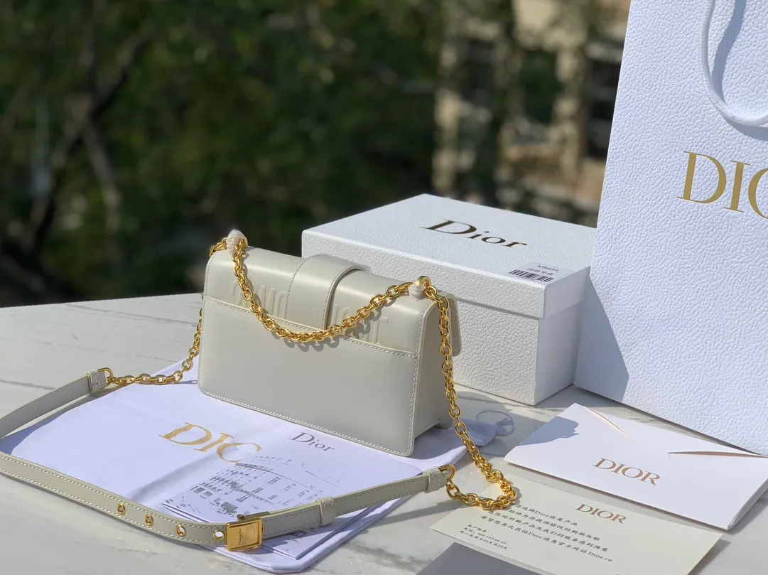 ❗️❗️❗️Free shipping with SF Express for year-end event❗️❗️❗️💰1900 Size 21.5✖️12✖️6cm This time, a new size small is launched, attracting much attention! 23New Dior 30 Montaigne East-West All-leather chain bag, channeled by a Hong Kong trading company. The large "CD" hardware logo on the front is highly recognizable. The three-dimensional "30Montaigne" embossed imported calfskin on the back is textured. The chain is a retro CD ring buckle. It is classic and high-end. It is suitable for formal occasions or casual wear. It is elegant and durable. The small pocket design on the back is very considerate. The perfect details are comparable to brick cabinets. It is super awesome. How can you fairies not love it‼ ️