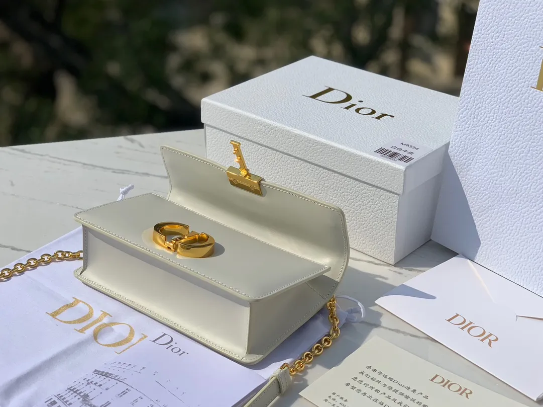 ❗️❗️❗️Free shipping with SF Express for year-end event❗️❗️❗️💰1900 Size 21.5✖️12✖️6cm This time, a new size small is launched, attracting much attention! 23New Dior 30 Montaigne East-West All-leather chain bag, channeled by a Hong Kong trading company. The large "CD" hardware logo on the front is highly recognizable. The three-dimensional "30Montaigne" embossed imported calfskin on the back is textured. The chain is a retro CD ring buckle. It is classic and high-end. It is suitable for formal occasions or casual wear. It is elegant and durable. The small pocket design on the back is very considerate. The perfect details are comparable to brick cabinets. It is super awesome. How can you fairies not love it‼ ️