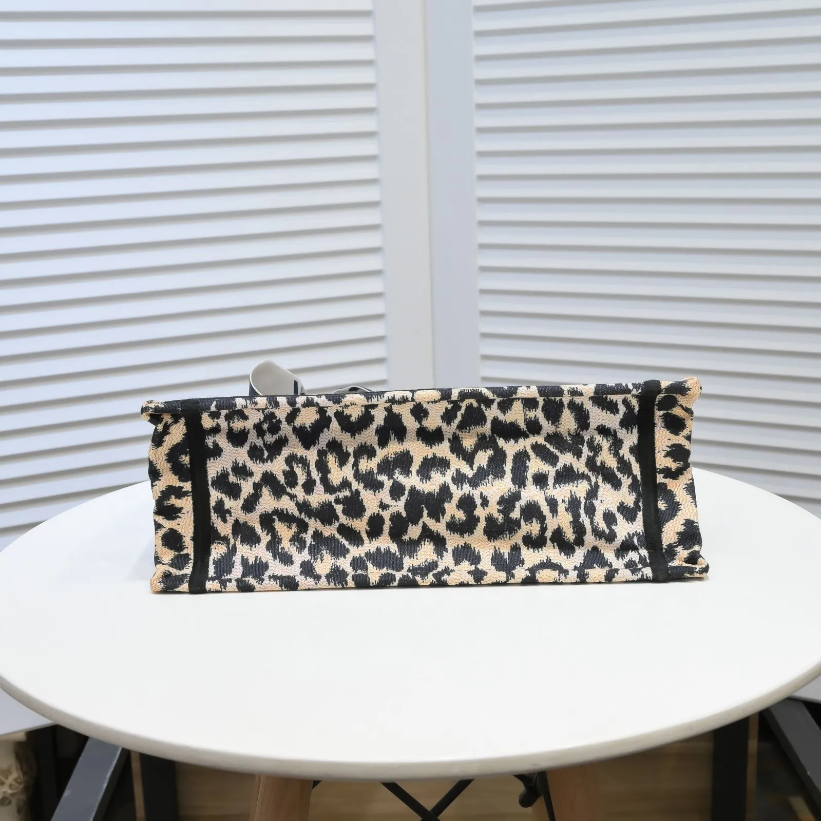 💰340￥Small size with silk scarf and overlock🔜Dior new shopping bag at Dior counter! Counters are updated simultaneously! Limited edition of the same style as the stars! Super stylish! Imported fabric👍high-end quality! Model: 8034 Size: 36*27*16cm