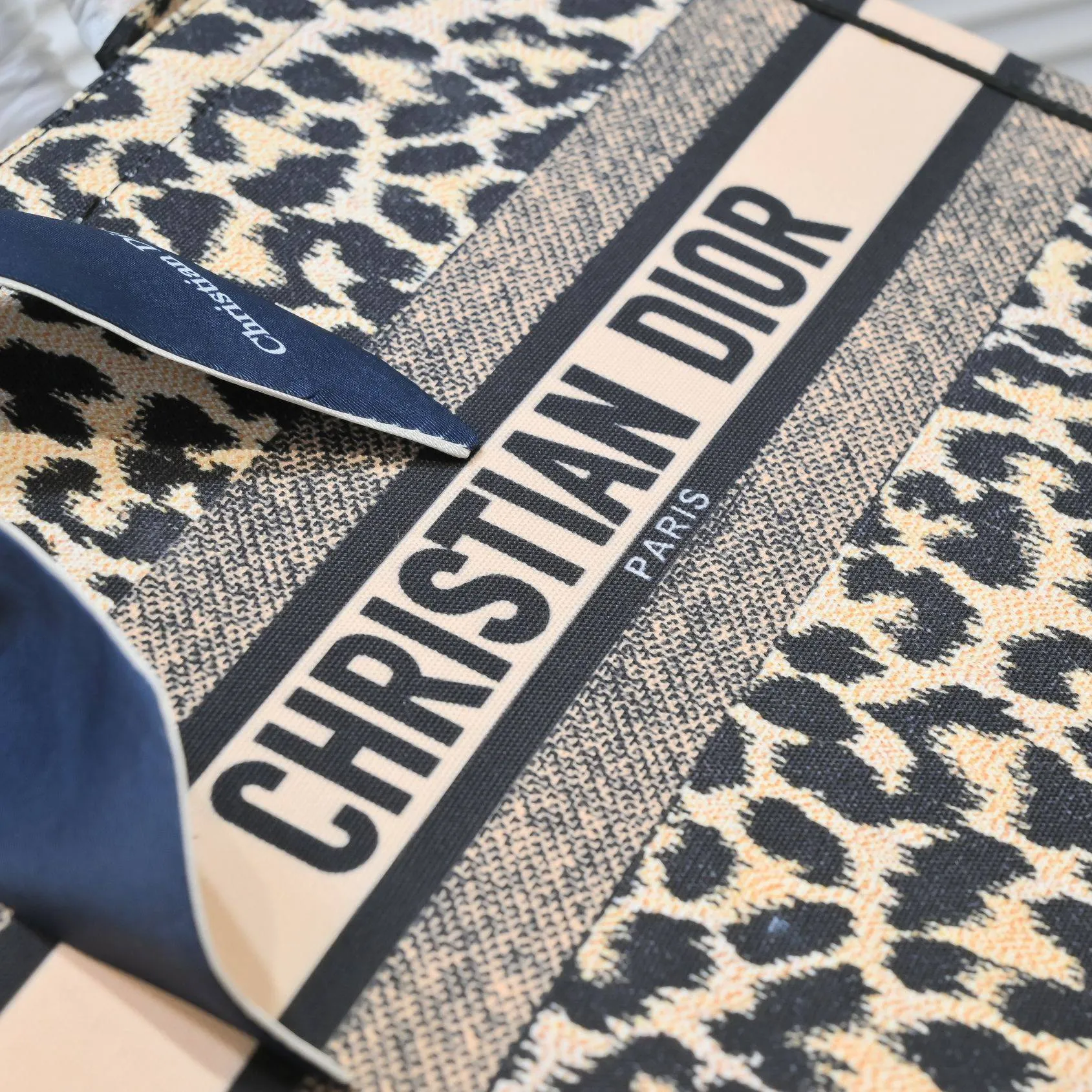💰340￥Small size with silk scarf and overlock🔜Dior new shopping bag at Dior counter! Counters are updated simultaneously! Limited edition of the same style as the stars! Super stylish! Imported fabric👍high-end quality! Model: 8034 Size: 36*27*16cm